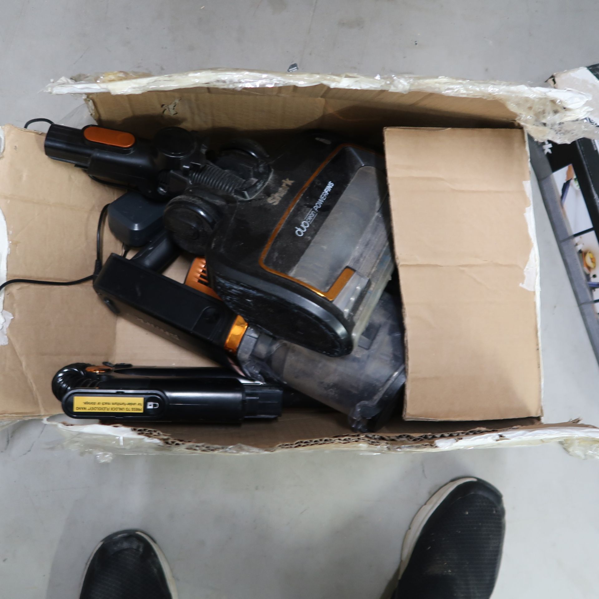 Pallet of Vacuum Cleaners - Category – Retails Returns/Spare Parts – P104 - Image 7 of 15