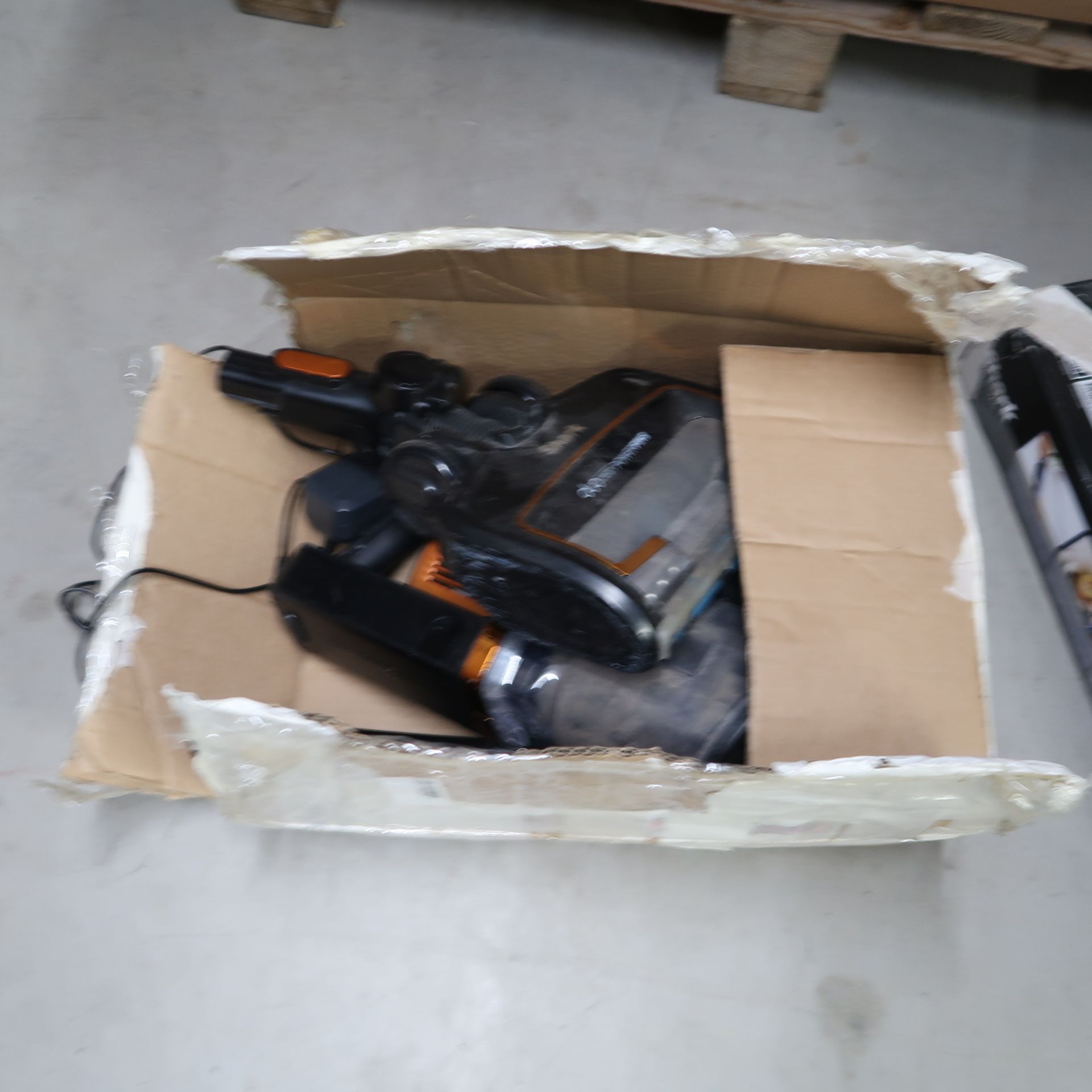 Pallet of Vacuum Cleaners - Category – Retails Returns/Spare Parts – P104 - Image 6 of 15