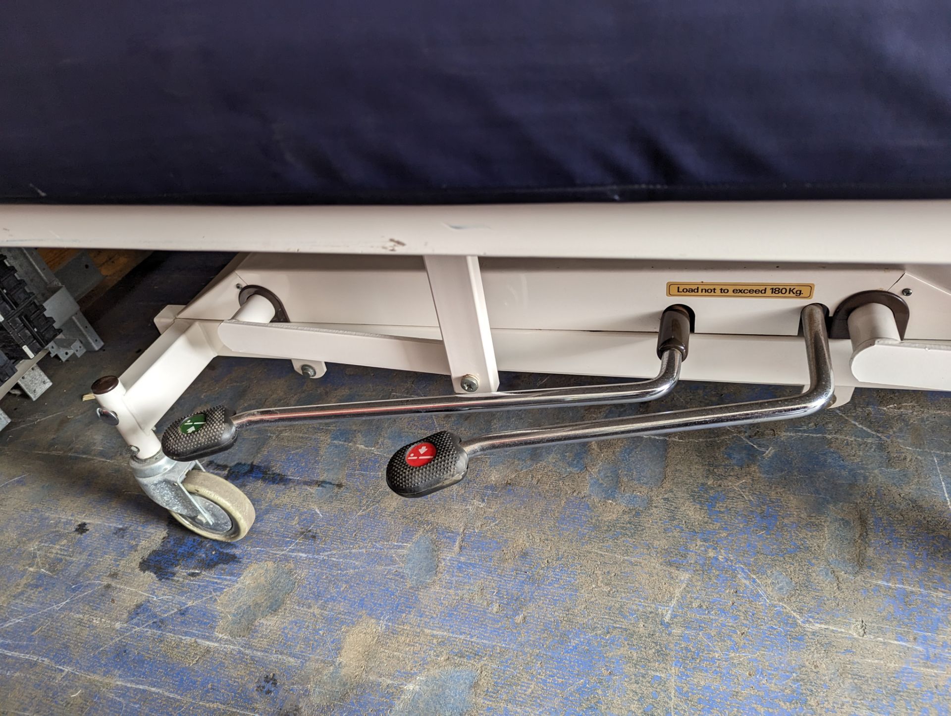 1 x Nesbit Evans Hydraulic Adjustable Hospital Bed With Mattress - Image 3 of 5
