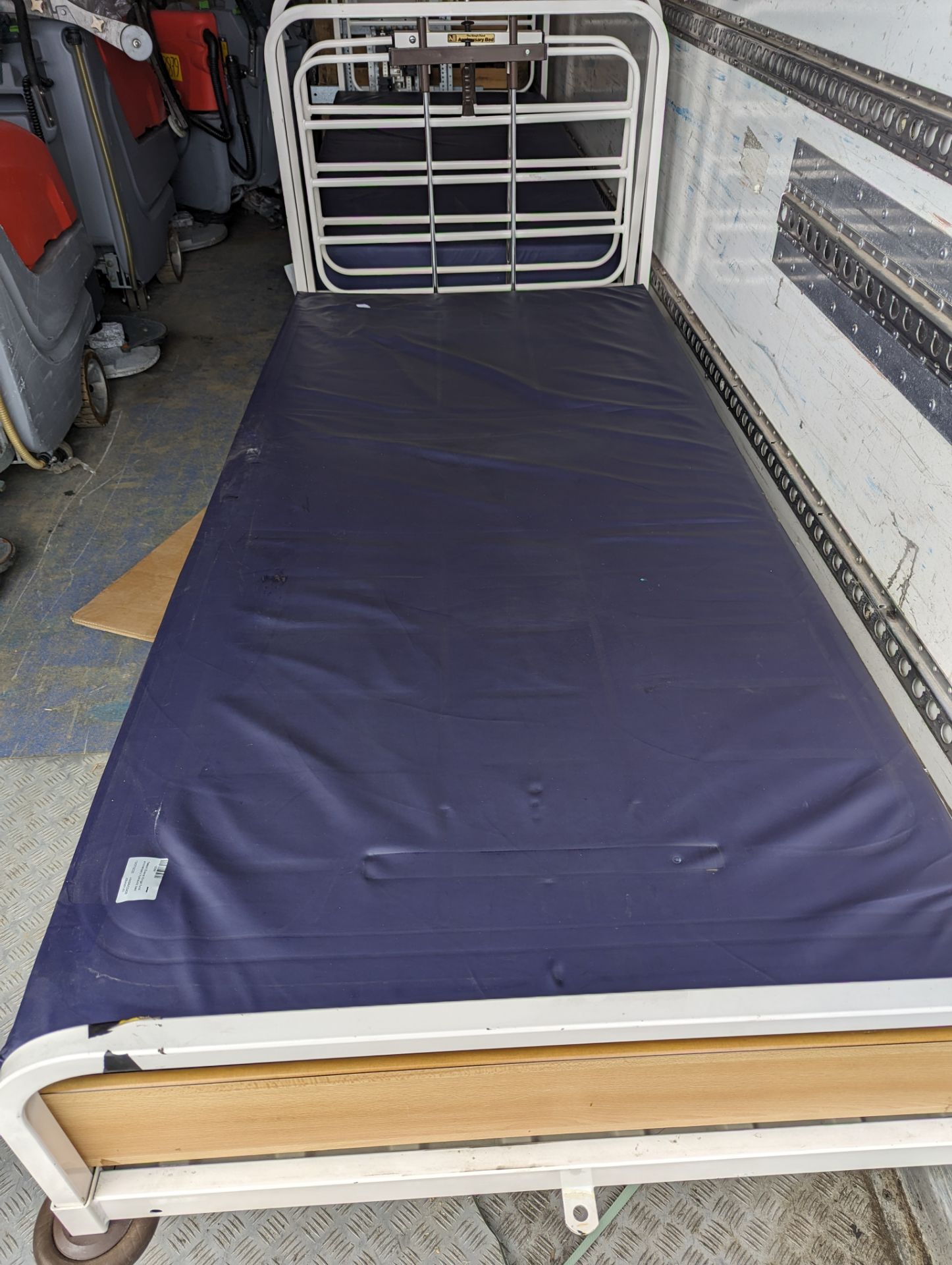 1 x Nesbit Evans Hydraulic Adjustable Hospital Bed With Mattress