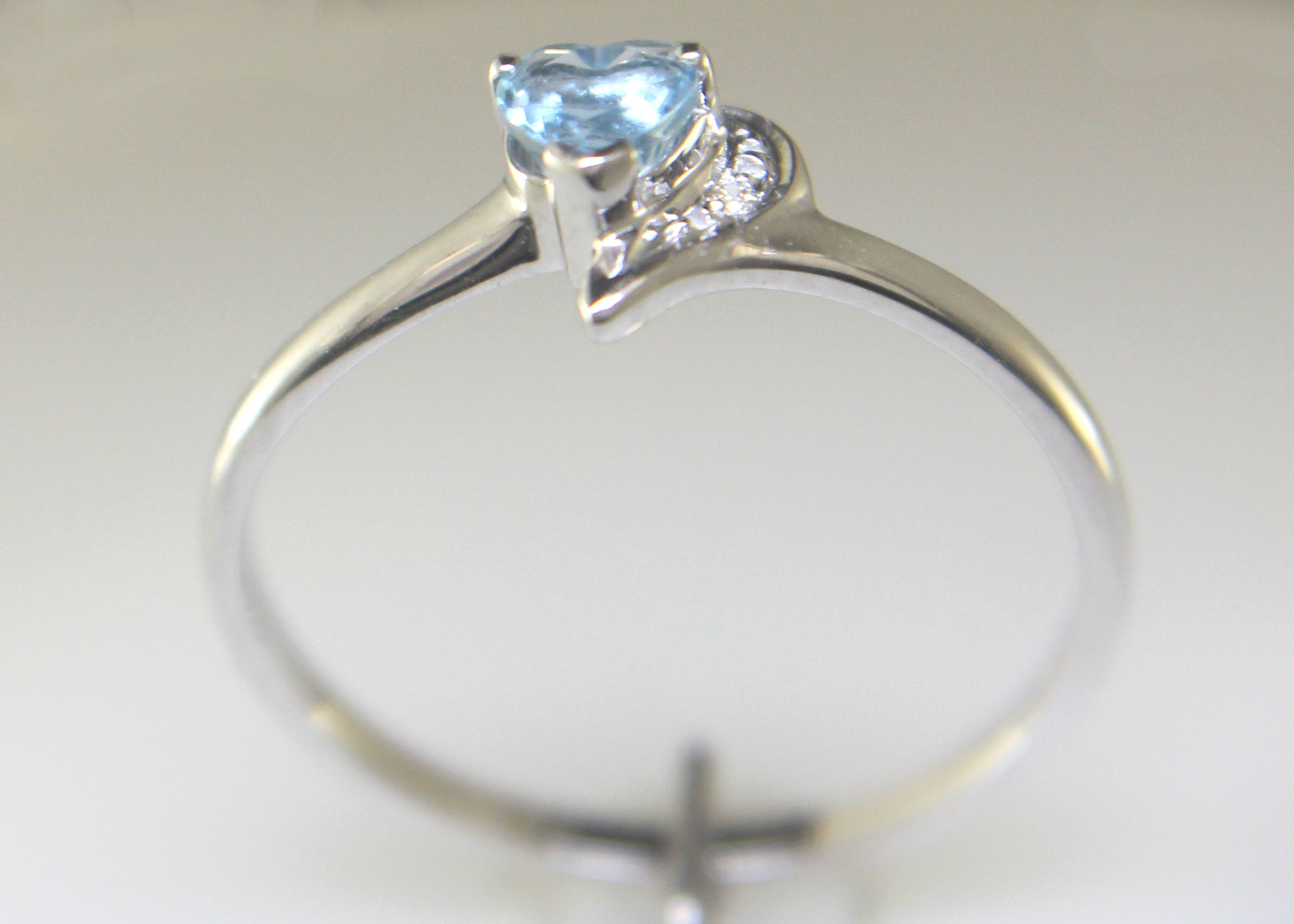 9ct White Gold Fancy Cluster Diamond and Blue Topaz Ring (BT0.32) 0.01 Carats - Image 5 of 10