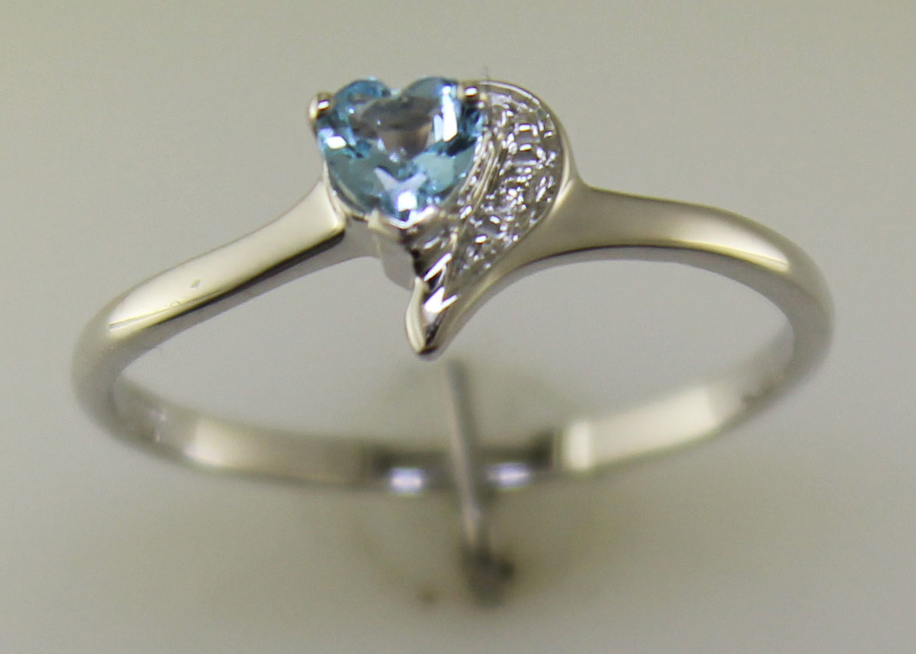 9ct White Gold Fancy Cluster Diamond and Blue Topaz Ring (BT0.32) 0.01 Carats - Image 6 of 10
