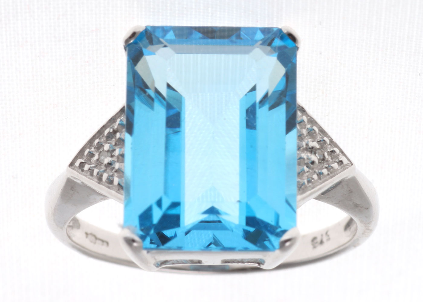 9ct White Gold Diamond and Blue Topaz Ring 8.25 Carats - Image 6 of 7