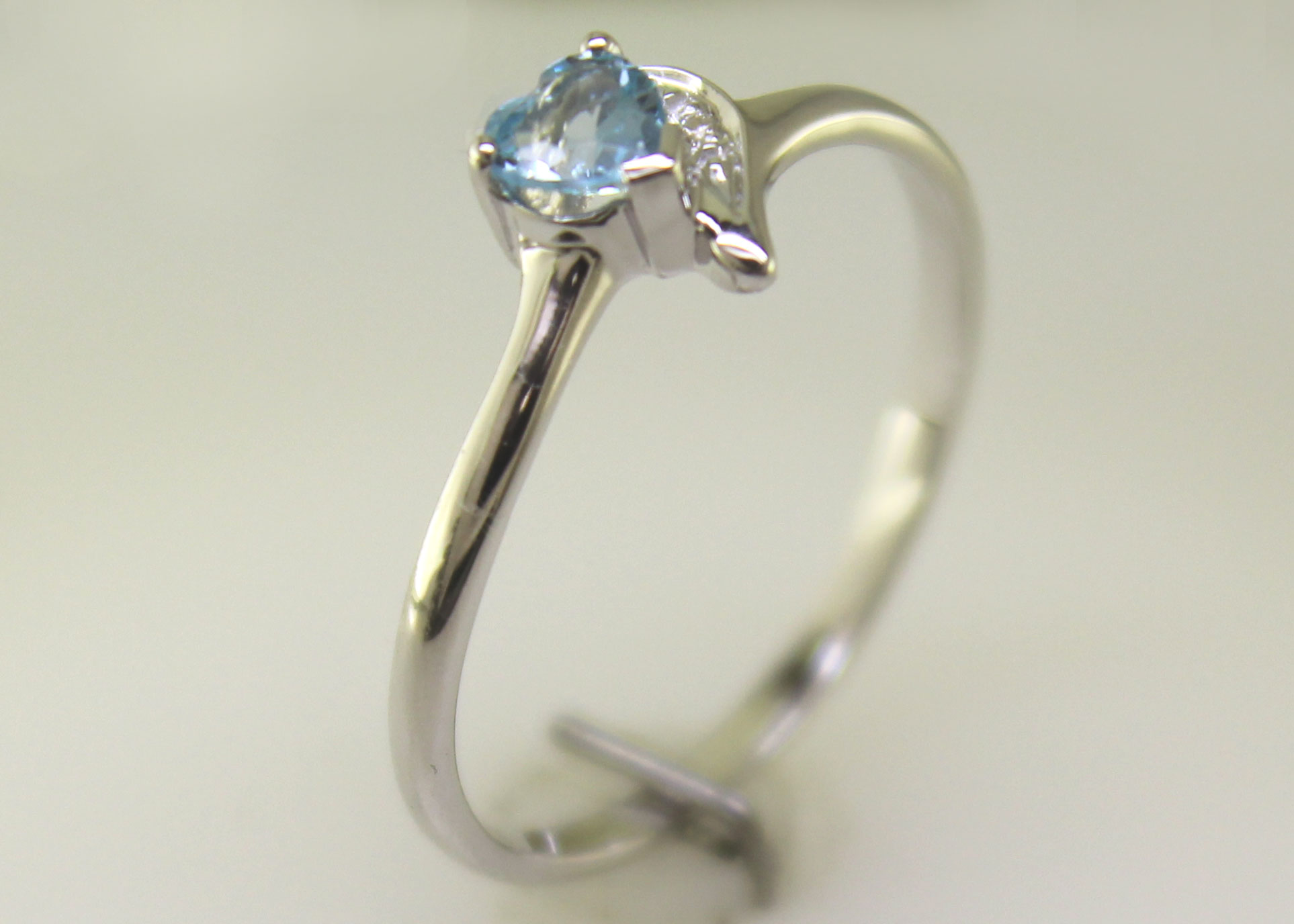 9ct White Gold Fancy Cluster Diamond and Blue Topaz Ring (BT0.32) 0.01 Carats - Image 8 of 10