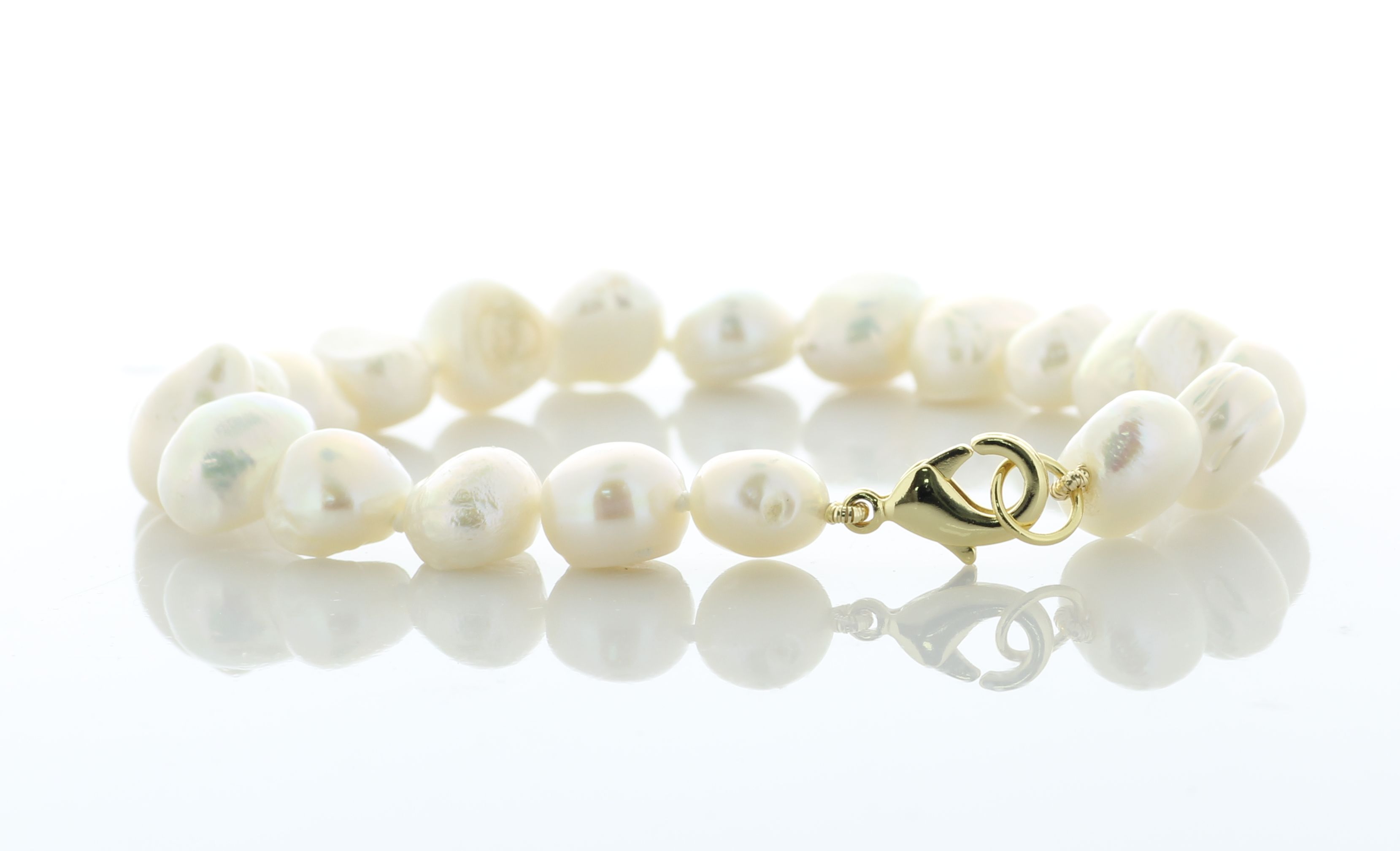 Freshwater Cultured 8.0 - 8.5mm Pearl Bracelet With Gold Plated Clasp - Image 2 of 3