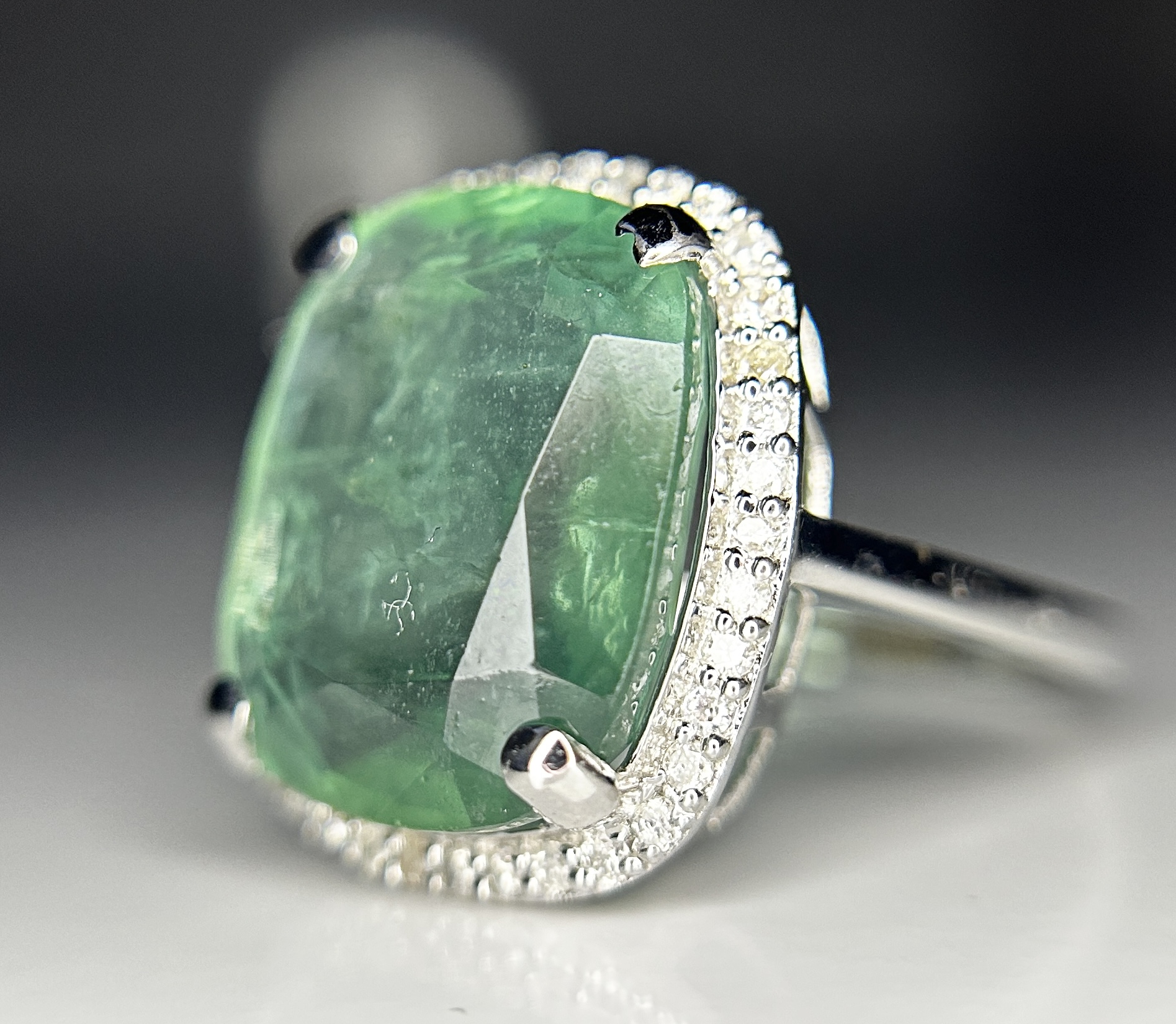 Beautiful 10.04 ct Natural Emerald With Natural Diamonds & 18k Gold - Image 3 of 9