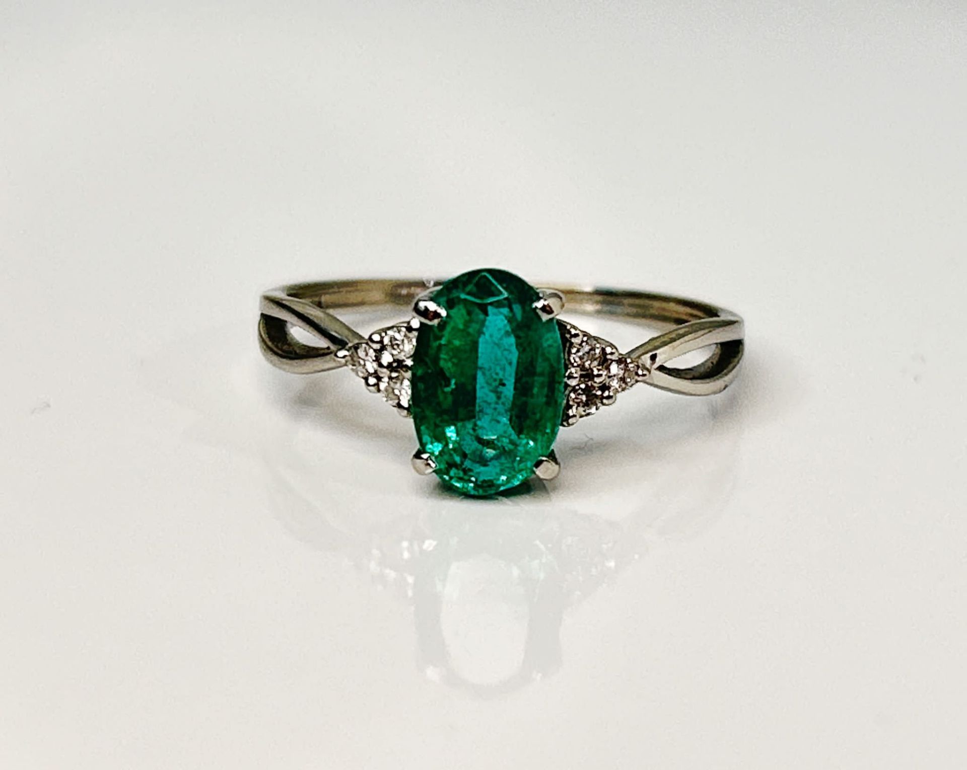 Beautiful Natural Emerald Ring With Natural Diamonds & Platinum 950 - Image 2 of 6