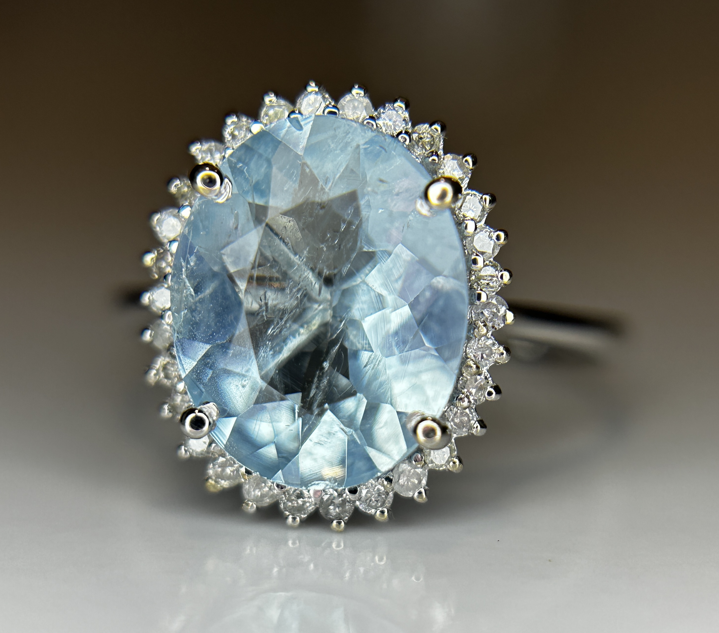 Beautiful 2.39 CT Natural Aquamarine Ring With Natural Diamonds & 18k White Gold - Image 4 of 10