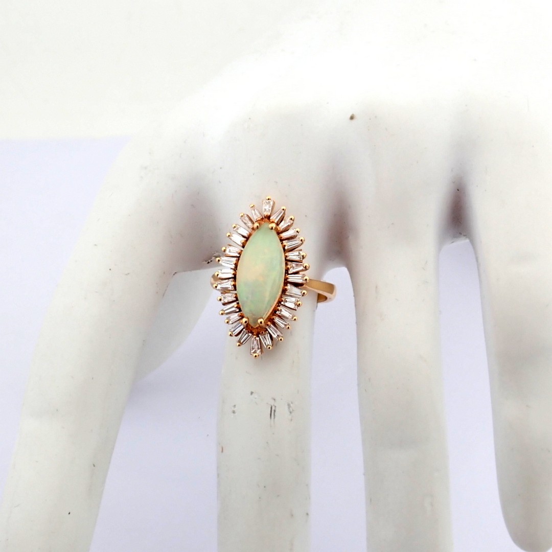 An Exquisite 18K Rose Gold Ring Detailed With Opal and Brilliant Diamonds. - Image 8 of 10