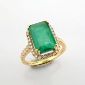 18K White Gold Cluster Ring Detailed With Vibrant Emerald and Brilliant Diamonds