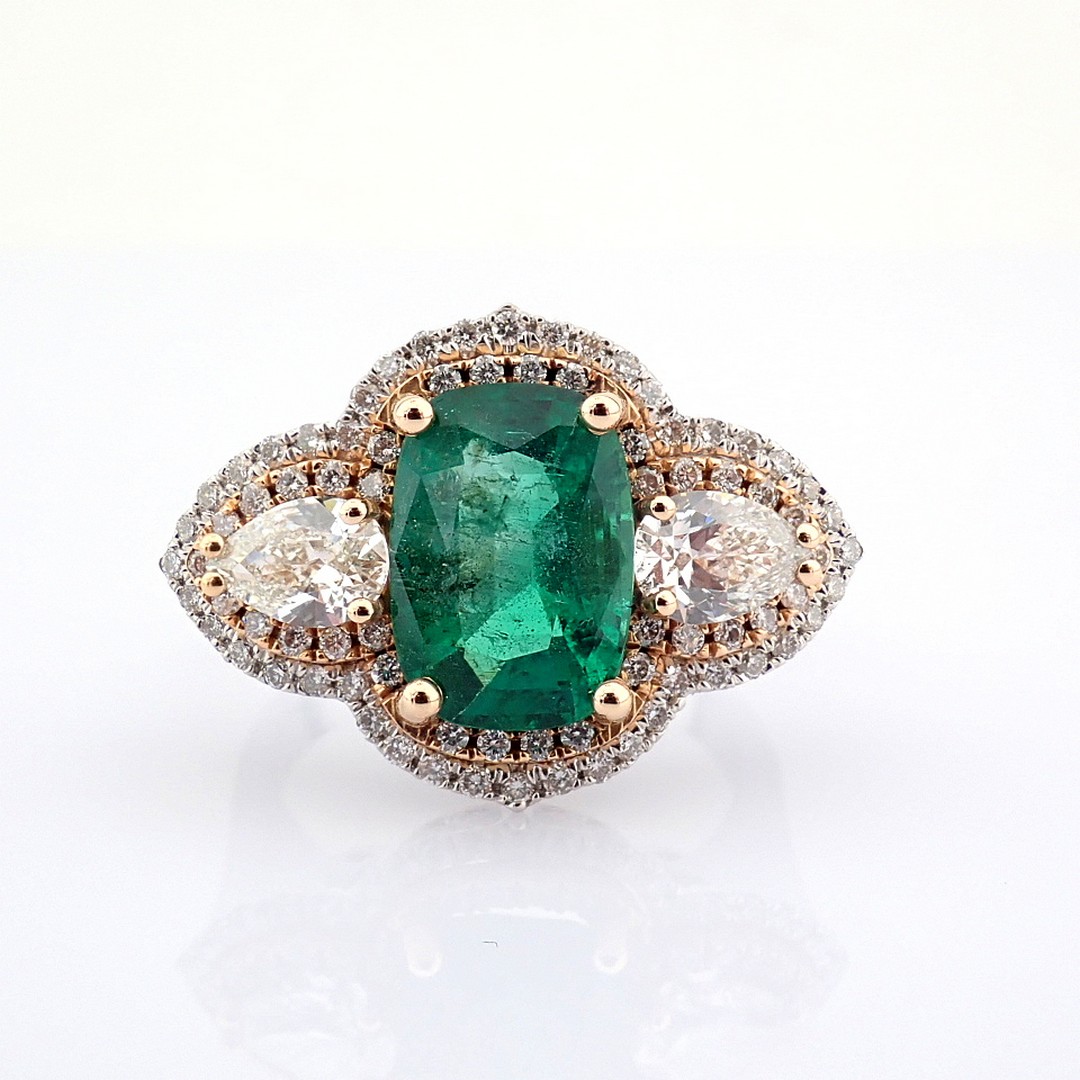 An exquisite ring detailed with vibrant emerald, different cut diamonds - Image 9 of 12