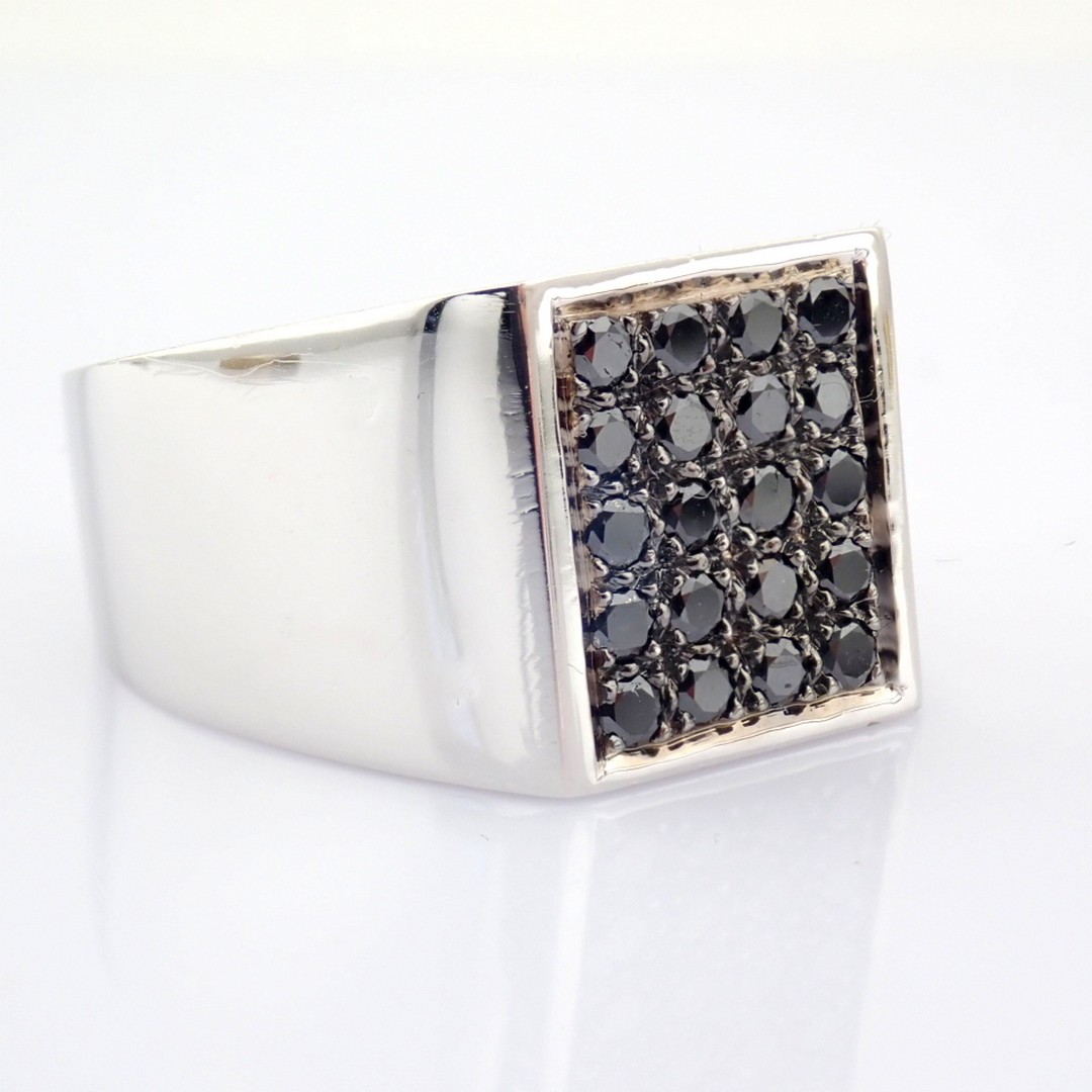 18K white gold ring detailed with black diamonds - Image 7 of 10