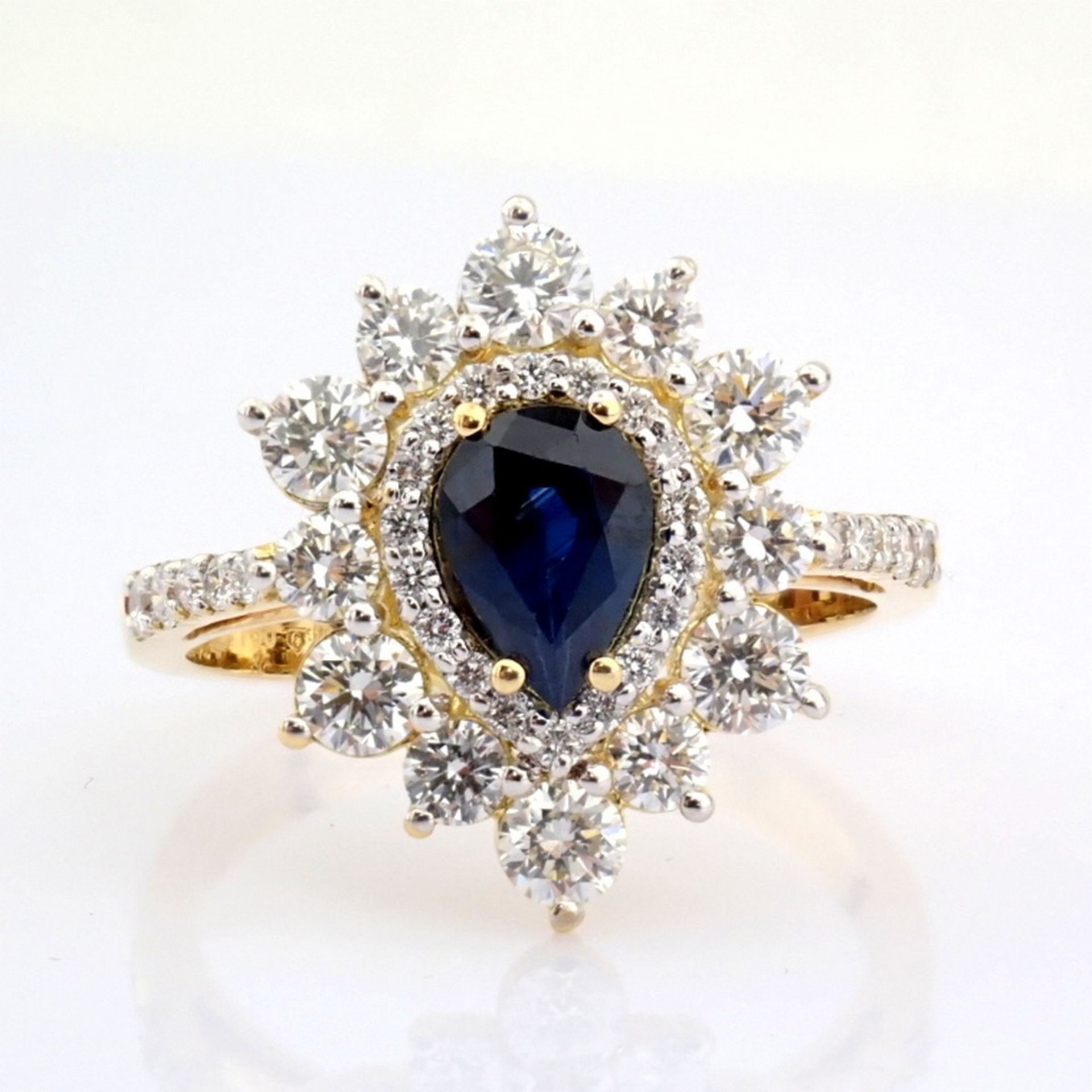 An exquisite 18k yellow gold ring detailed with sapphire and brilliant diamonds - Image 5 of 11