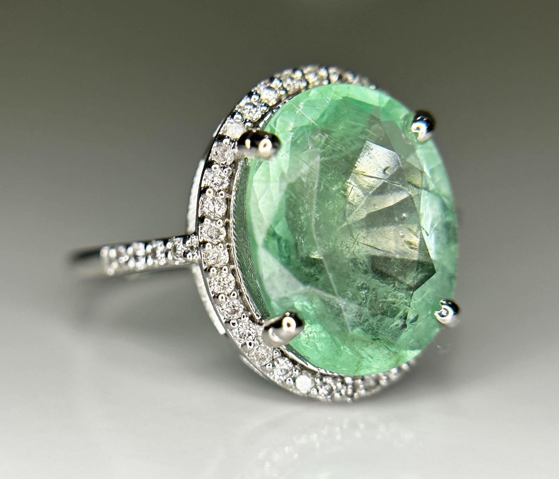 Beautiful 4.24CT Untreated Natural Columbian Emerald Ring, Diamonds & 18k Gold - Image 9 of 10