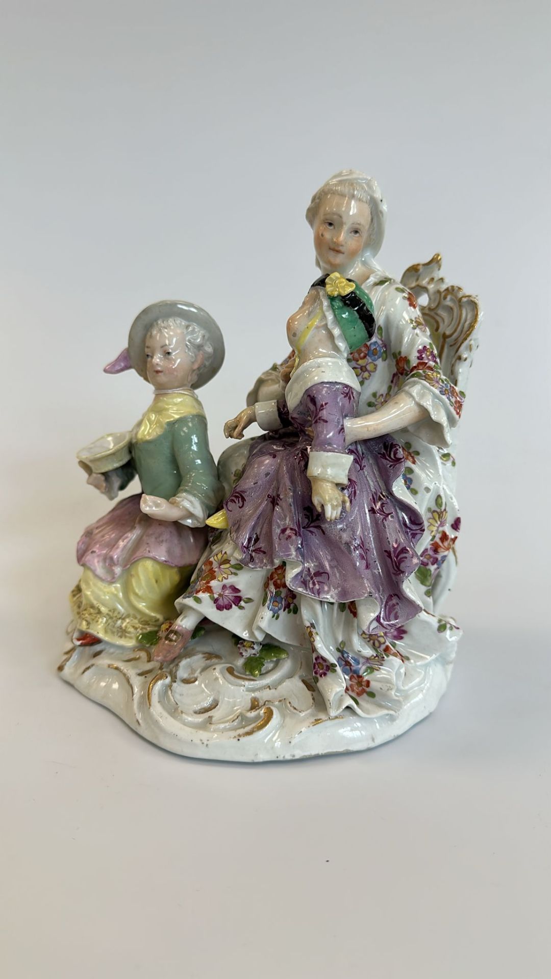 Porzellanfigurengruppe Frau mit zwei Kindern (Meissen, 18. Jh.) - Image 2 of 9