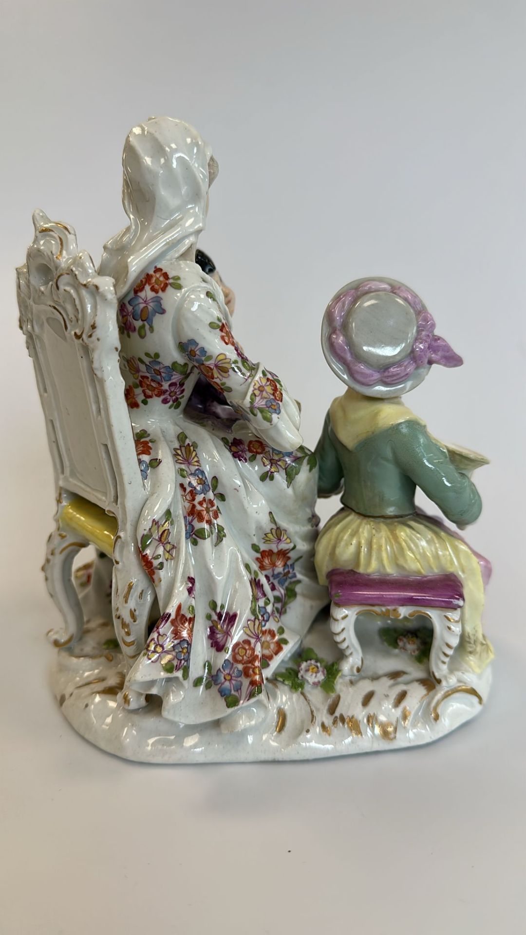 Porzellanfigurengruppe Frau mit zwei Kindern (Meissen, 18. Jh.) - Image 4 of 9