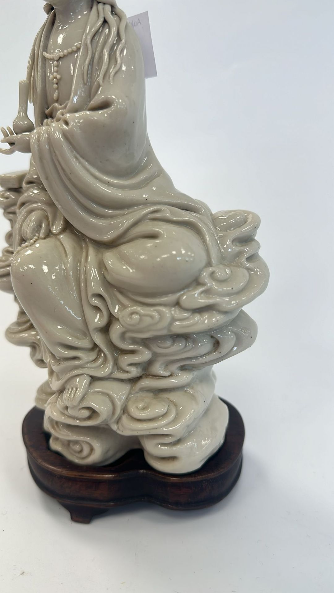 Sitzende Porzellanfigur "Guanyin" auf einem Wolkenthron (China) - Image 5 of 10