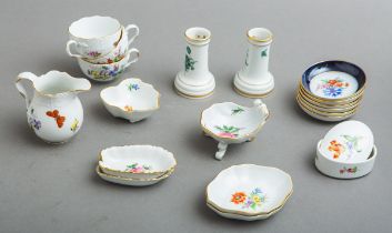 19-teiliges Konvolut von kleinen Porzellanteilen (Meissen, 1. u. 2. Wahl)