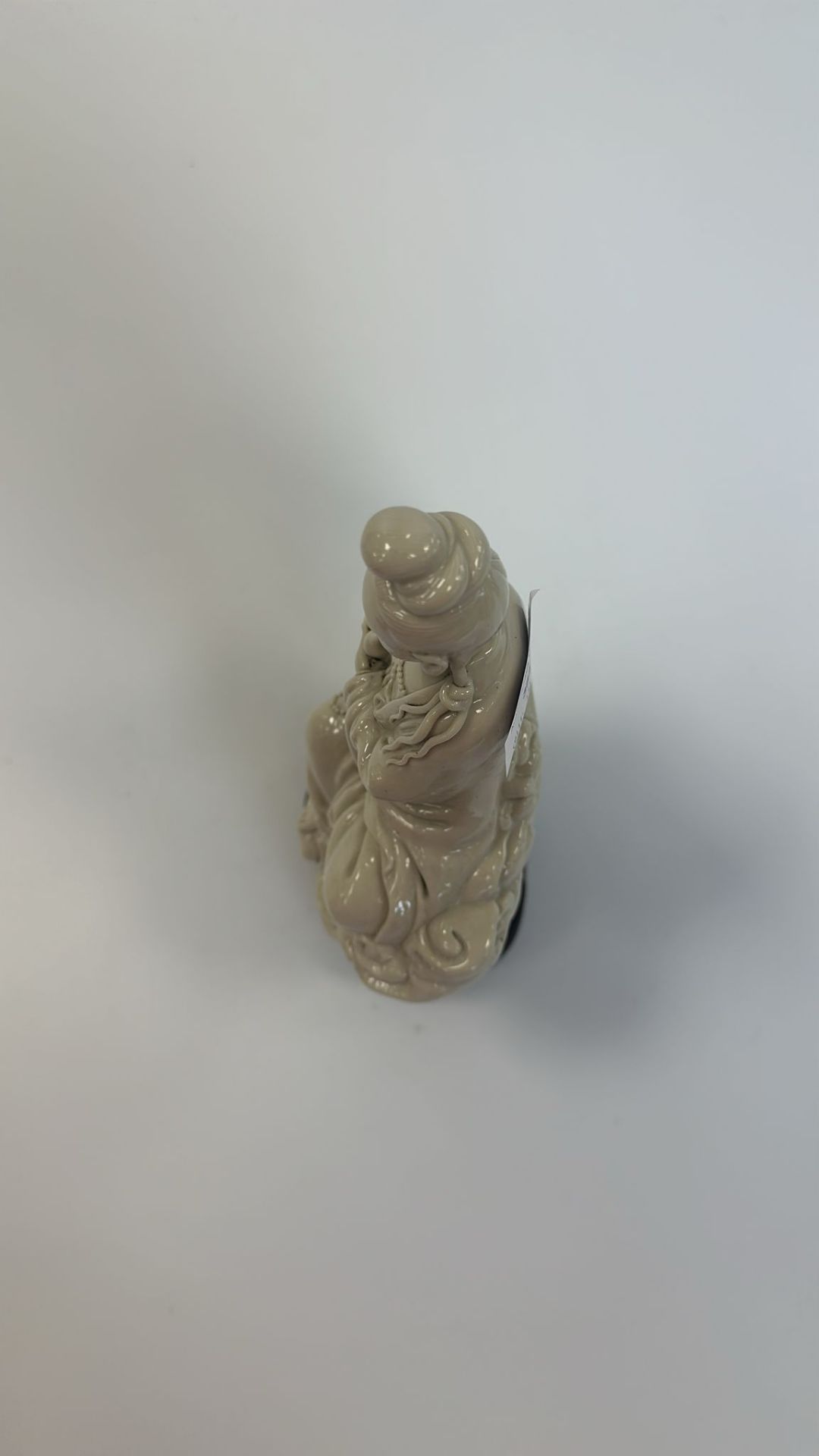 Sitzende Porzellanfigur "Guanyin" auf einem Wolkenthron (China) - Image 9 of 10