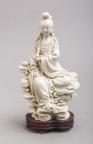 Sitzende Porzellanfigur "Guanyin" auf einem Wolkenthron (China)