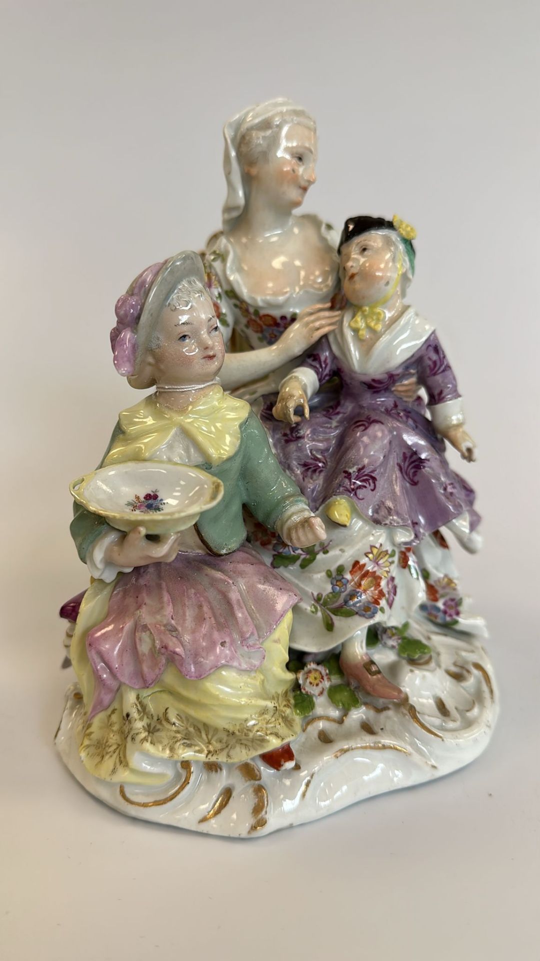 Porzellanfigurengruppe Frau mit zwei Kindern (Meissen, 18. Jh.) - Image 5 of 9