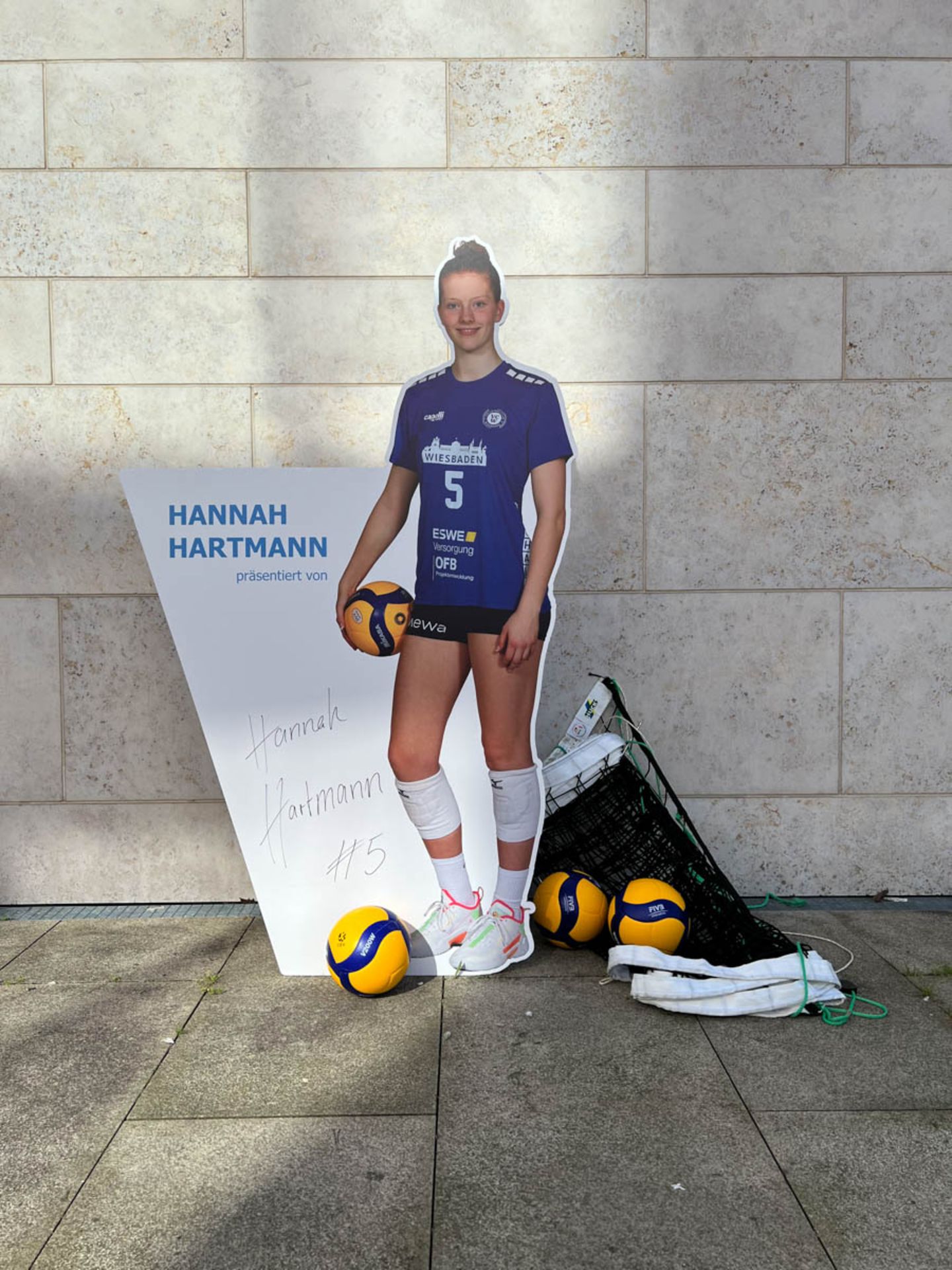 Lebensgroßer Pappaufsteller Hannah Hartmann (handsigniert) - Bild 2 aus 4