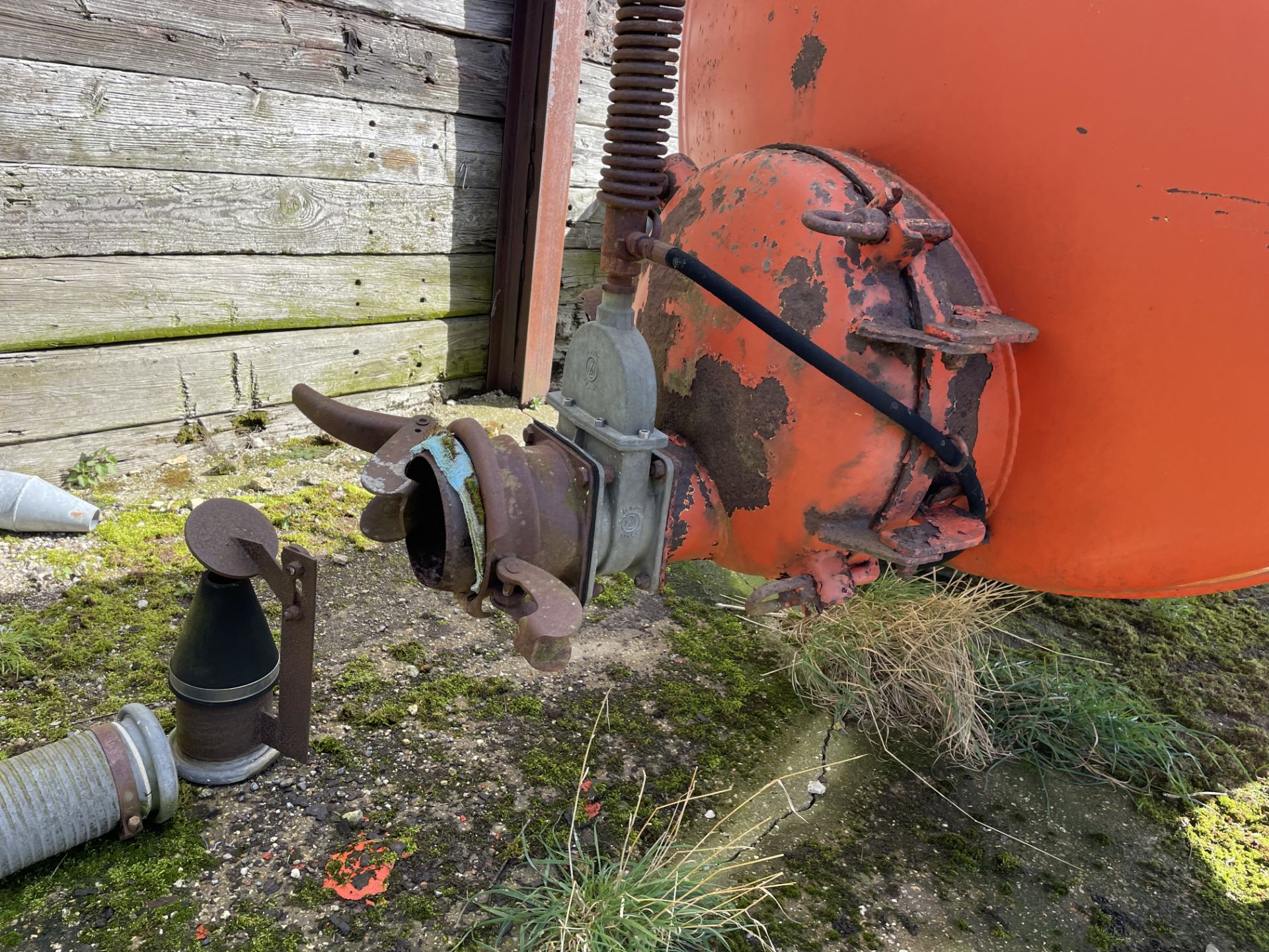 1993 Griffiths 2000 gallon slurry tanker on floatation tyre - not in working order - Subject to VAT - Image 3 of 3