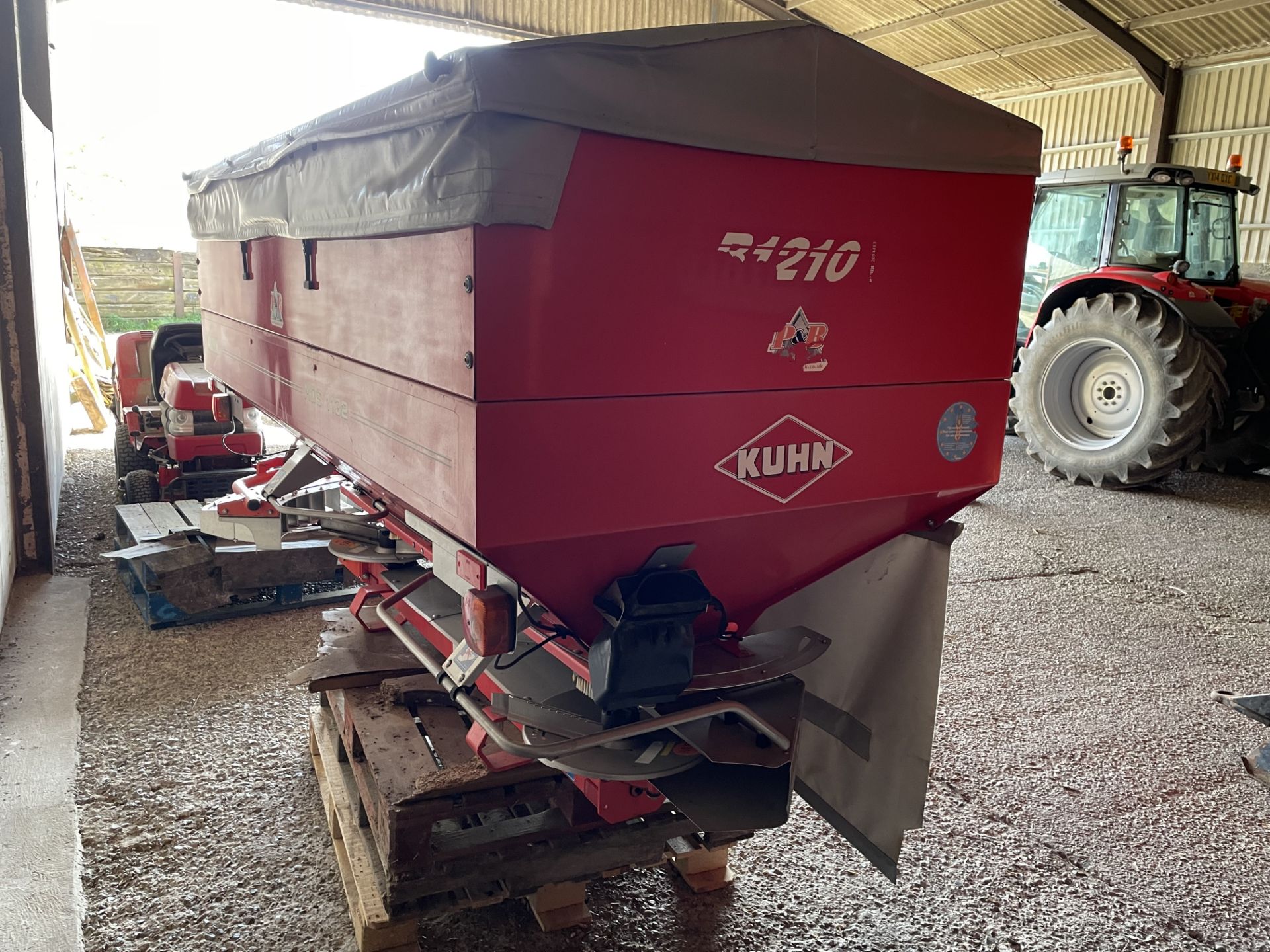 2005 Kuhn Fertiliser Spreader with B1210 extending sides - owned from new - Subject to VAT - Image 4 of 5
