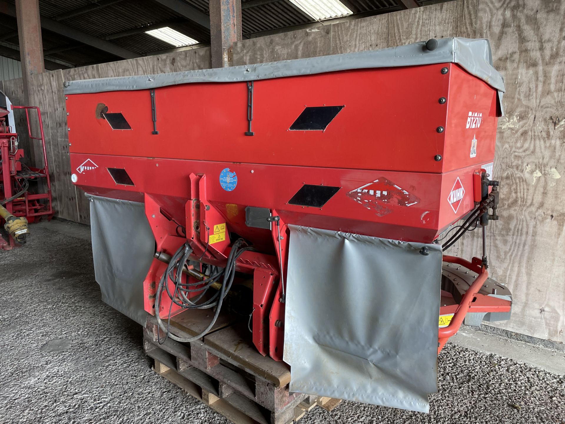 2005 Kuhn Fertiliser Spreader with B1210 extending sides - owned from new - Subject to VAT - Image 5 of 5