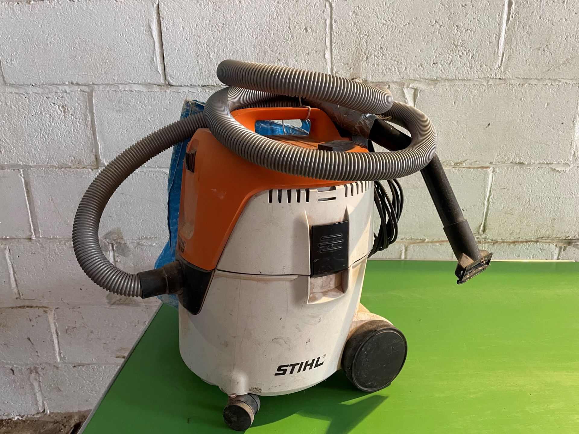 Stihl 240v hoover- SE82 with pipe attachments