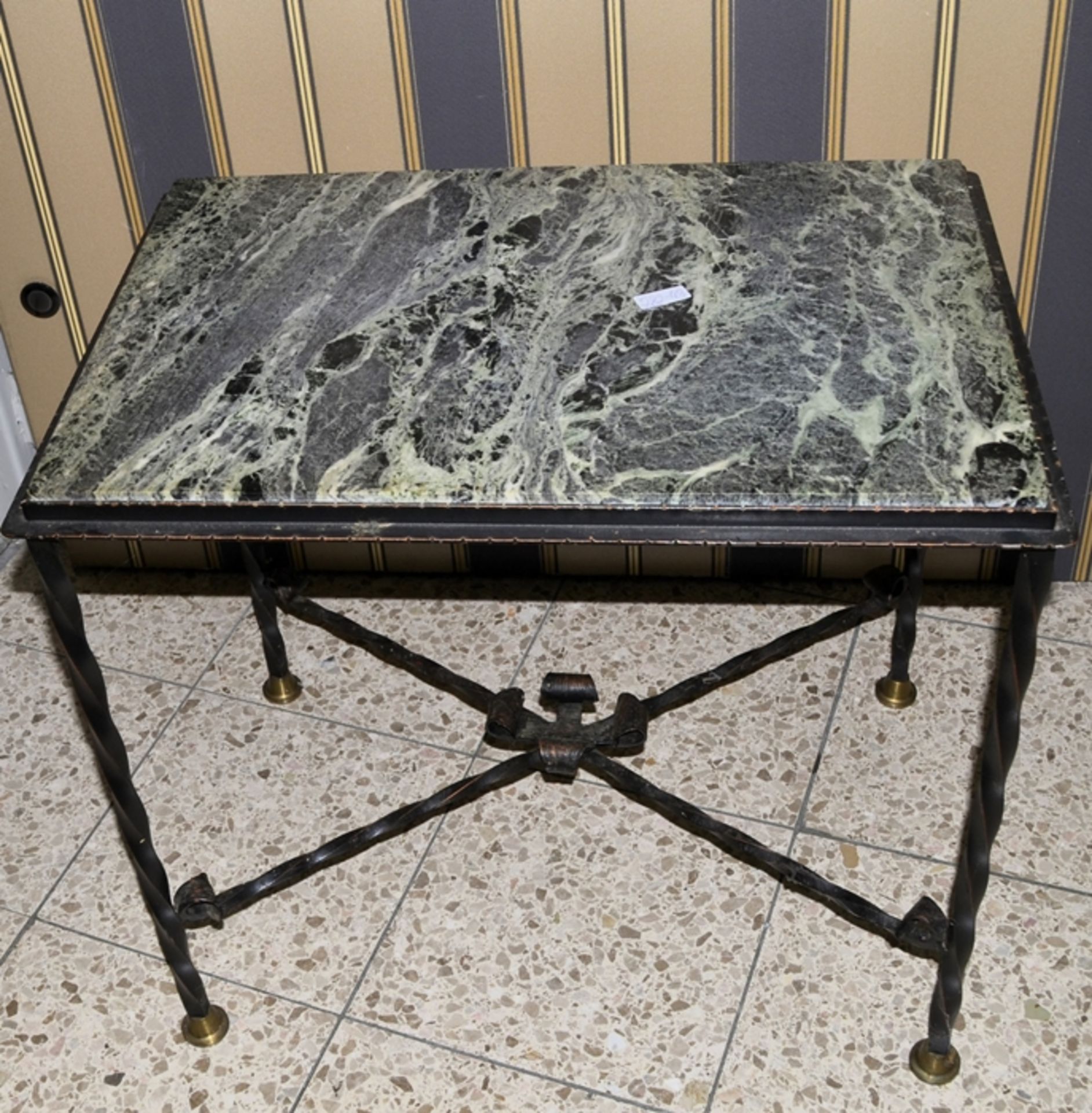 Gusseiserner Tisch mit Marmorplatte ca. 63 x 43 x 57 cm