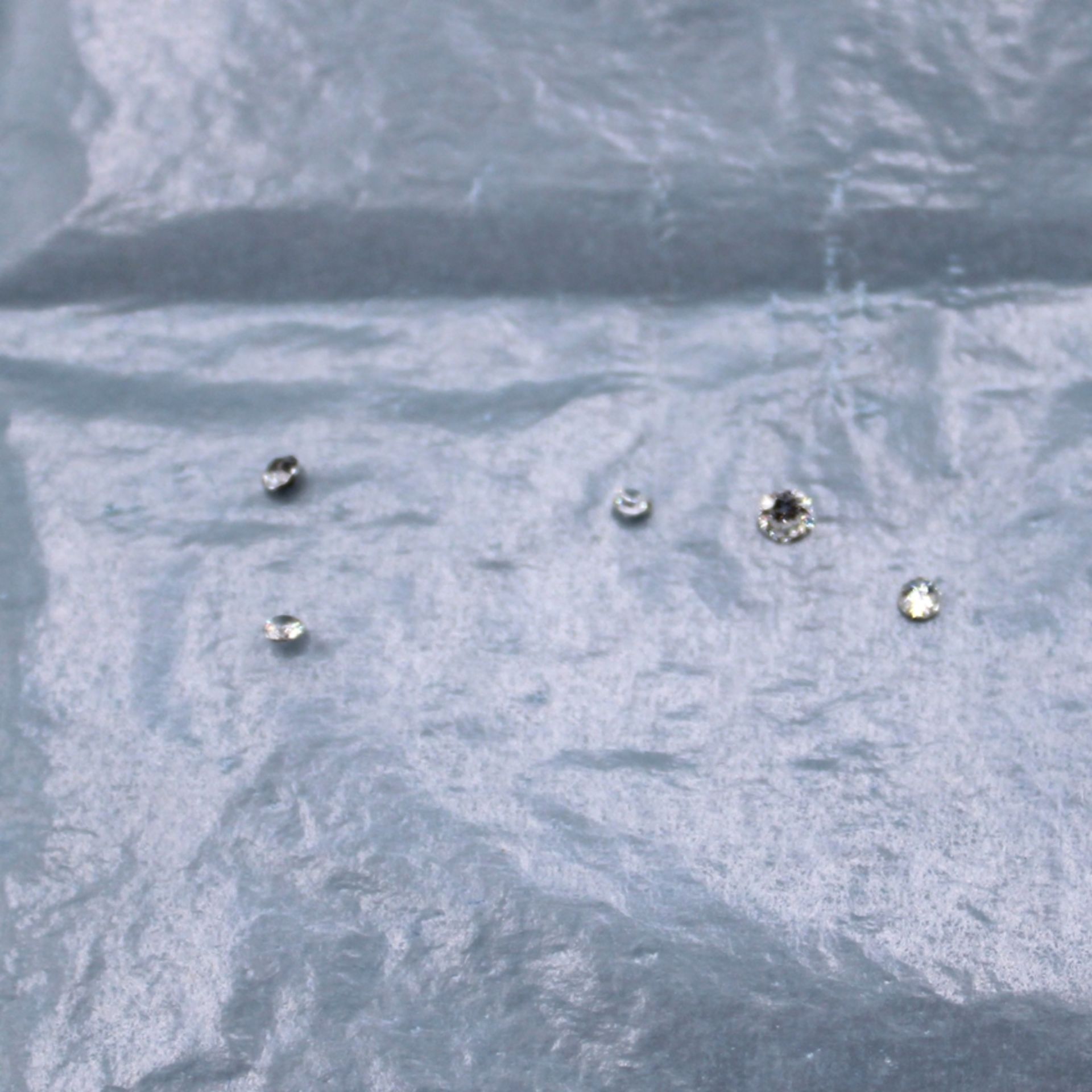 Brillanten Diamanten Konvolut, darunter 3 x ca. 0,15 ct., 11 x ca. 0,08 ct. und kleinere Steine - Image 3 of 4