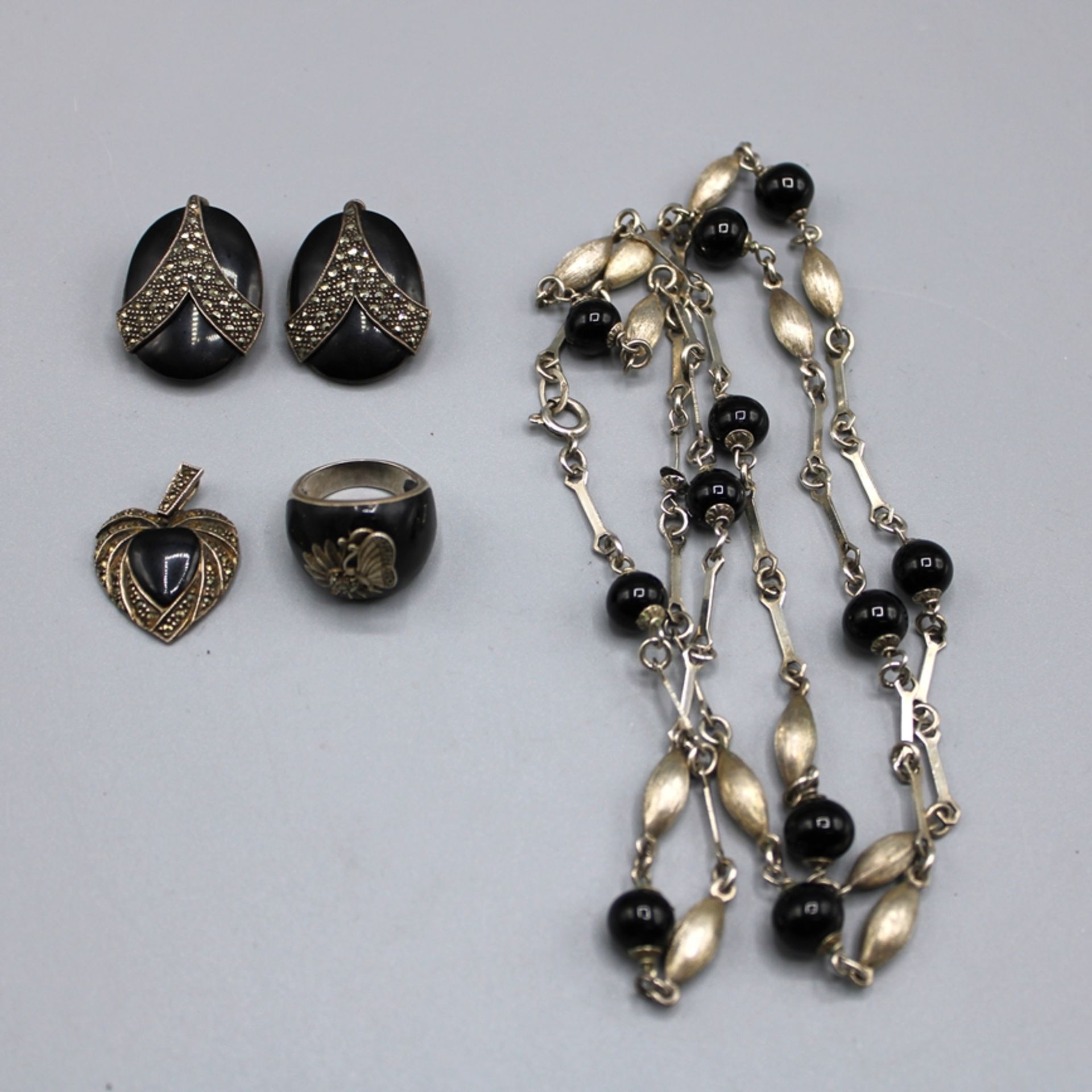 Hochwertiger Silberschmuck Onyx bzw. emailliert tlw. Markasiten Konvolut 4 St., zus. 72 g