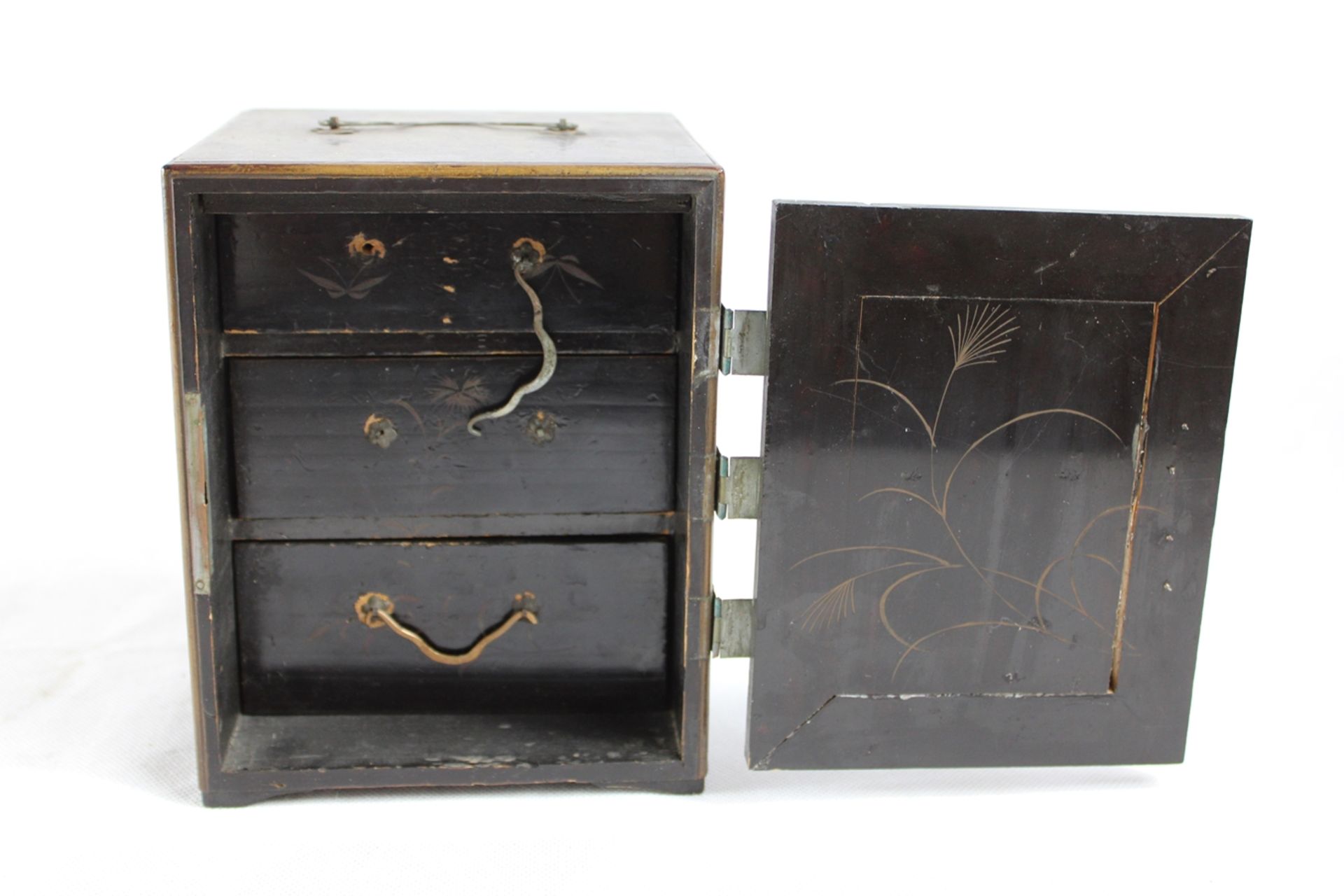 Miniaturmöbel ebonisiert Asien wohl um 1900, Goldmalerei, innen 3 Schübe, Schlüssel fehlt, Beschädi - Image 3 of 3