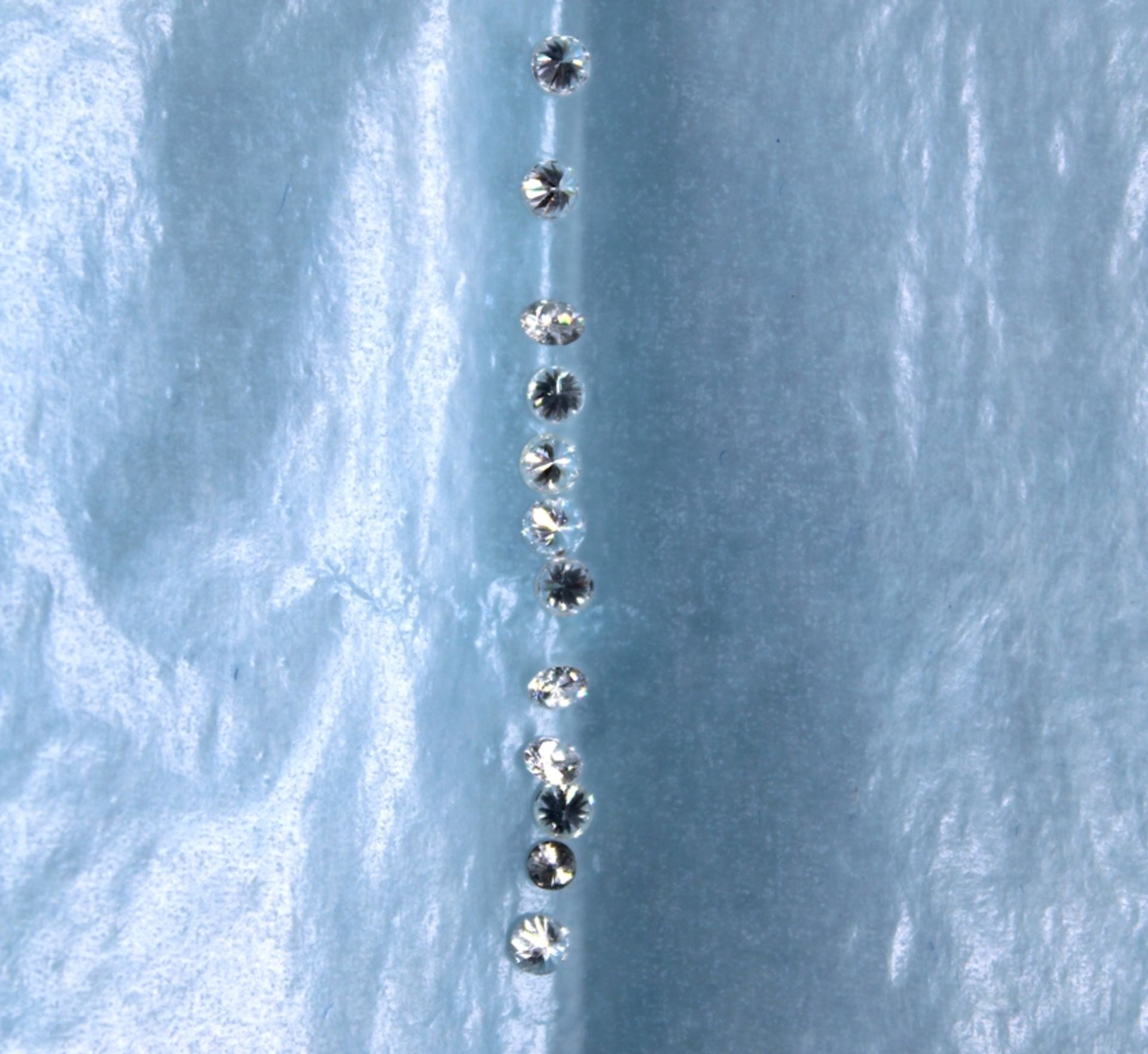 Brillanten Diamanten Konvolut, darunter 3 x ca. 0,15 ct., 11 x ca. 0,08 ct. und kleinere Steine - Image 4 of 4