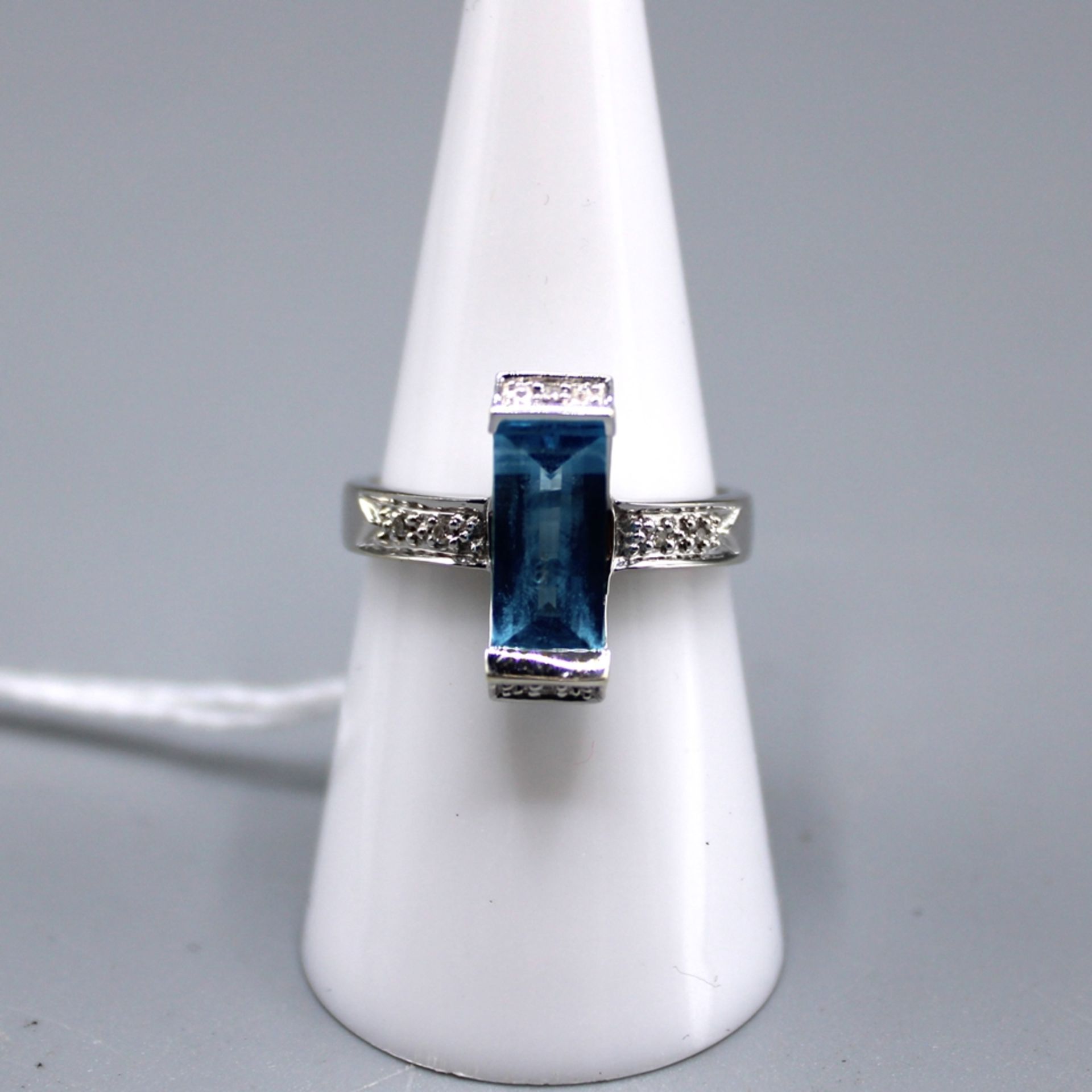 Blautopas Diamant Weißgoldring 585, Ringkopf ca. 14,9 x 5,6 mm, 6 kl. Diamanten, Ring Ø ca. 17,5 mm