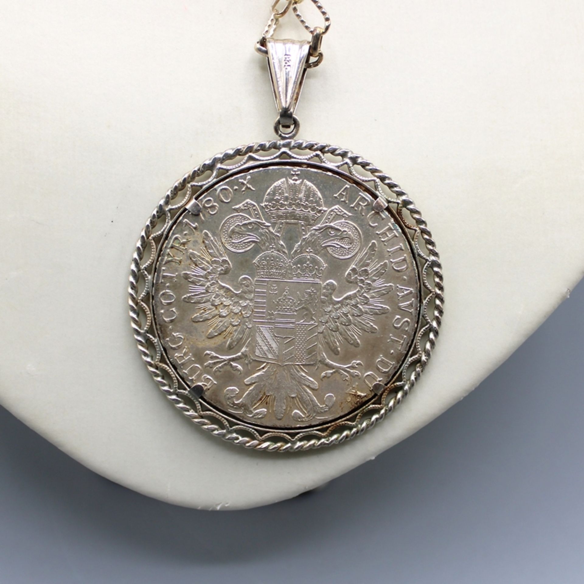 Maria Theresien Taler Silbermünze Münzanhänger mit Silberkette 835, zus. 43,8 g - Bild 2 aus 2
