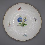 Meissen vertiefte Porzellanschale 1. Wahl 20 Jh., Wand godroniert, feine Blumenmalerei, Ø ca. 24,5