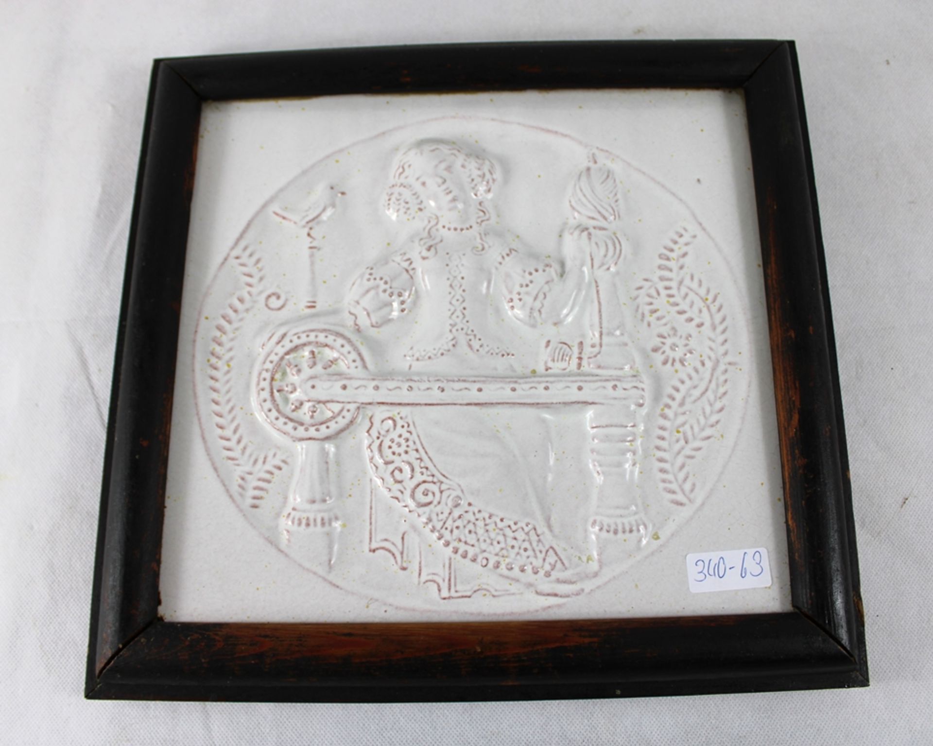 Kachel Spinnrad m. Spinnerin Reliefbild ca. 33,5 x 32 cm