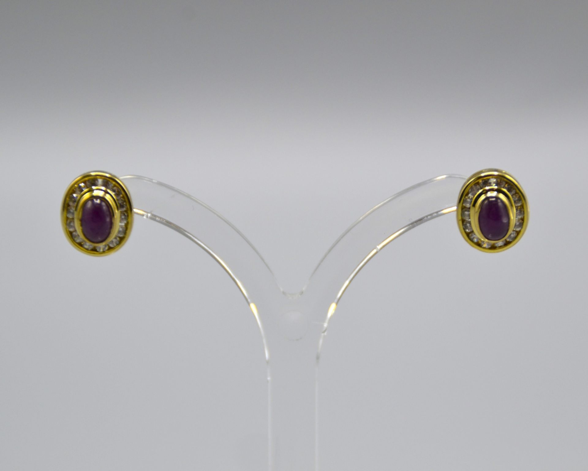 Rubin Cabochon Ohrstecker 333 Gold, m. weißen Glassteinen, ca. 10,4 x 8,8 mm, 2,9 g