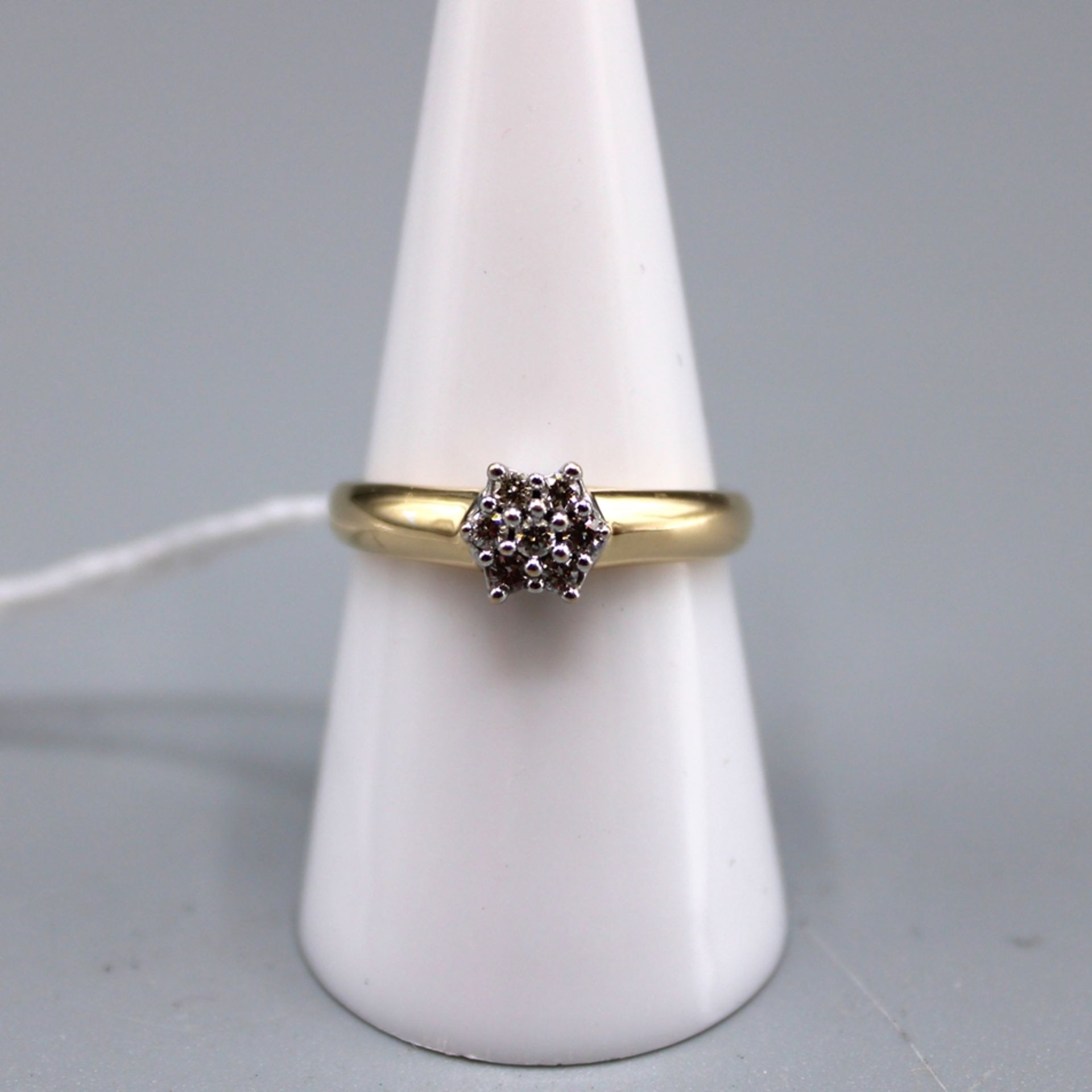 Brillantring 585 Gold, 7 kl. Brillanten zus. ca. 0,2 ct., Ø ca. 18 mm, 3 g