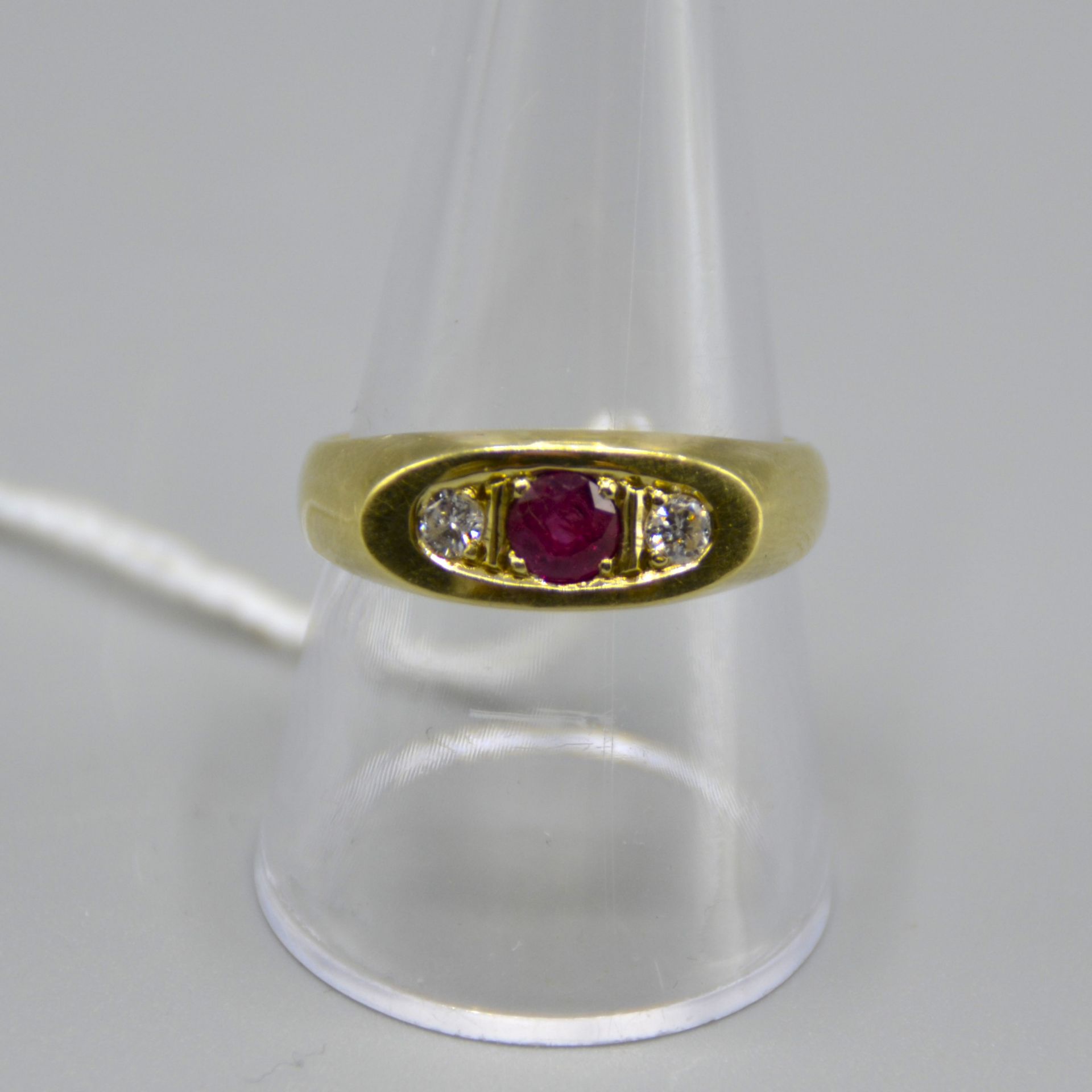 Rubin Brillanten Ring 585 Gold, Ø Rubin ca. 4,2 mm, 2 Brillanten zus. ca. 0,16 ct., Ø Ring ca. 19 m
