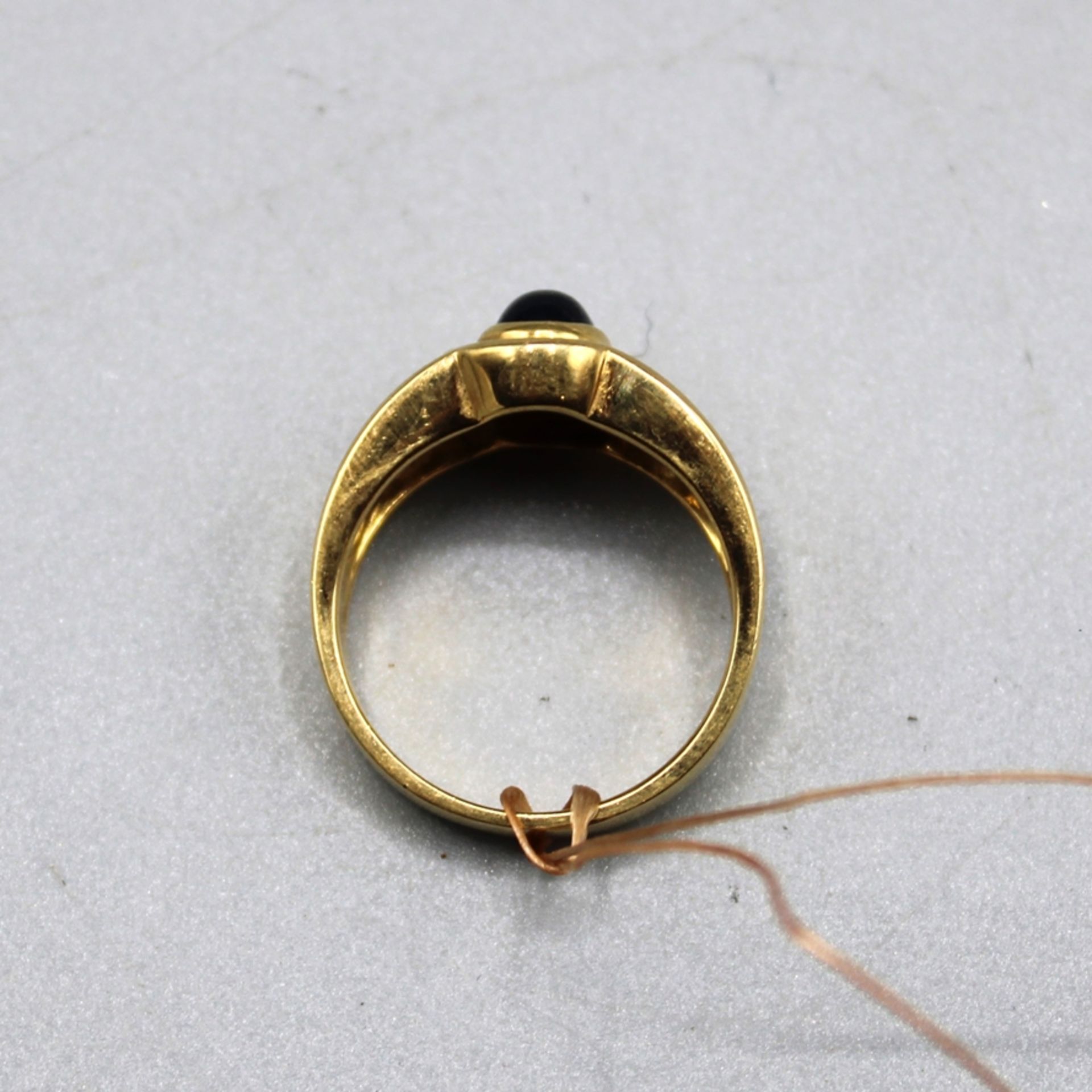 Saphir Cabochon Brillant Goldring 750, 8 Brillanten zus. ca. 0,4 ct., Ø ca. 17 mm, 7,9 g - Bild 2 aus 2