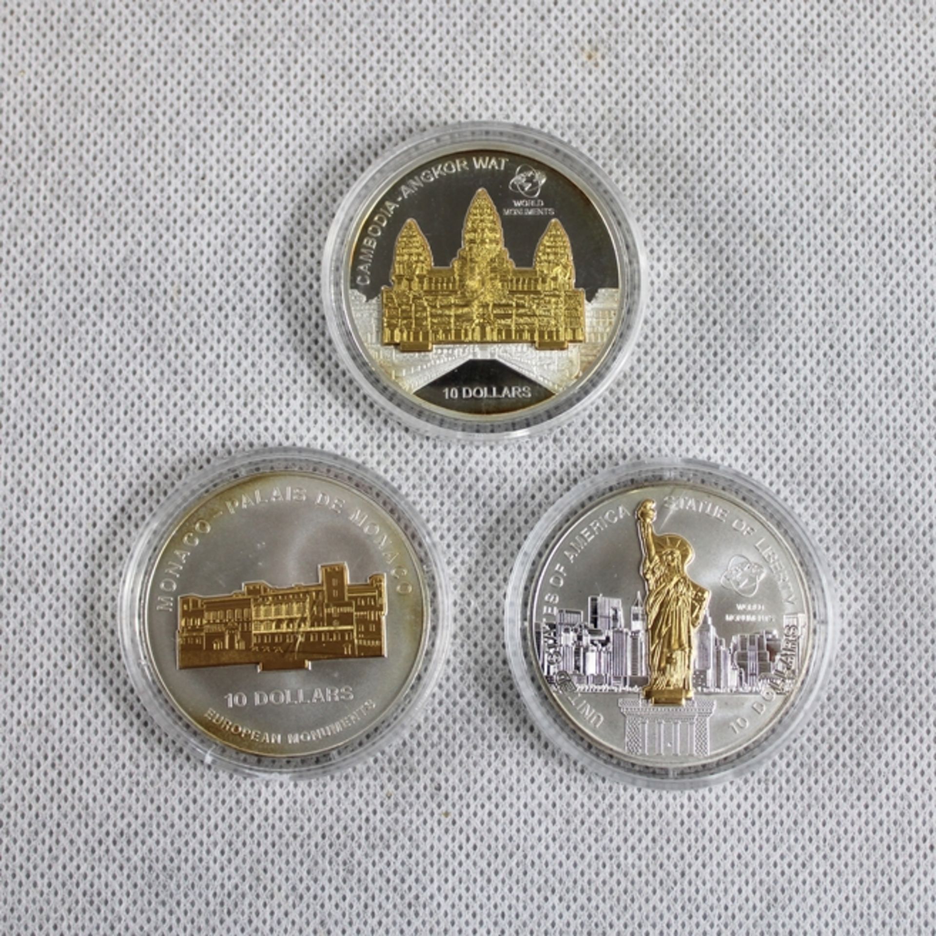 Skulpturmünzen Silbermünzen 10 Dollar World- European Monuments 3 St., darunter 10 Dollars 2004 Ban