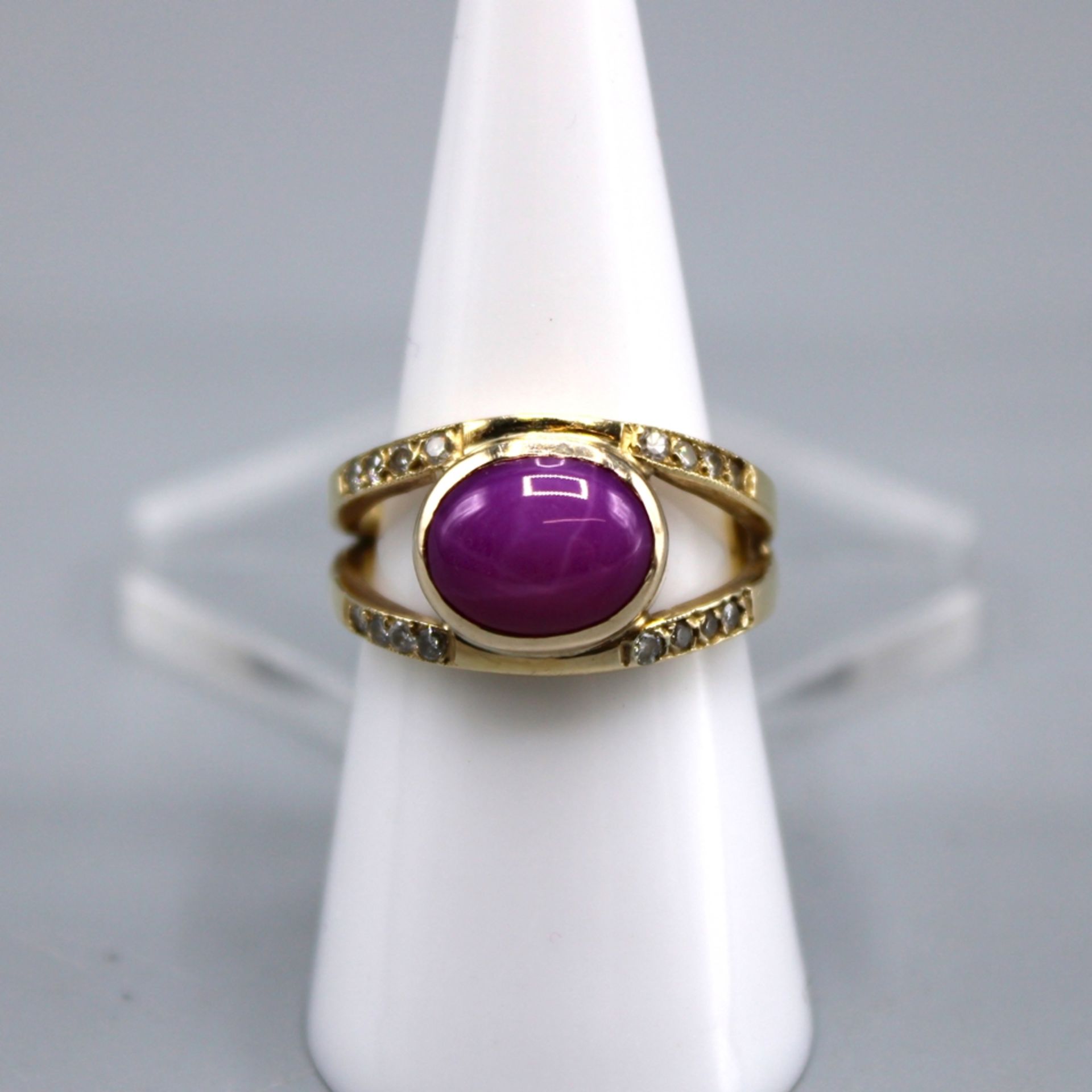 Rubin Cabochon kl. Diamanten Schmuckset Ring Ohrringe 585 Gold, Ringkopf ca. 11,2 x 9,5 mm Ø ca. 17 - Bild 2 aus 3