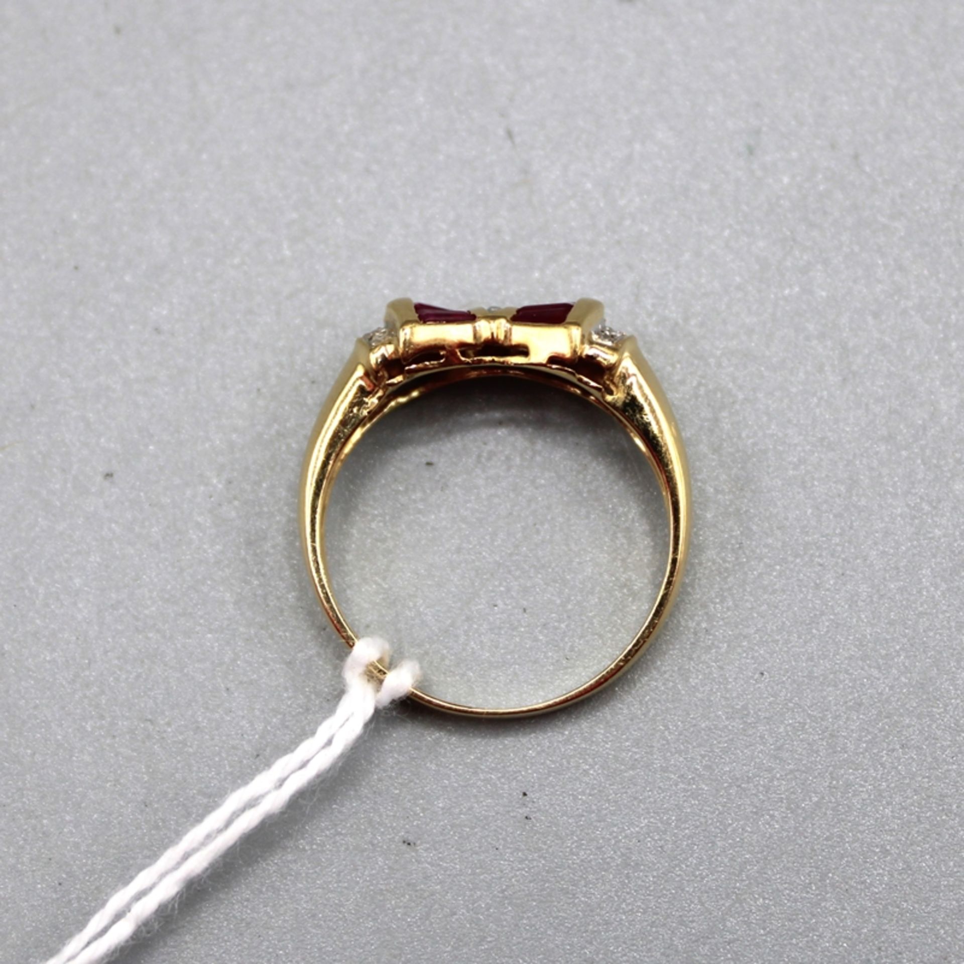 Rubin Diamant Schleife Goldring 750, 8 Rubine im Trapezschliff 7 kl. Diamanten, Ring Ø ca. 17 mm, 3 - Image 2 of 2
