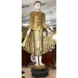Lebensgroßer Gautama Buddha spätere Mandalay-Epoche Myanmar 2. H. 19 Jh., ca. 2,53 m (ohne Sockel) 