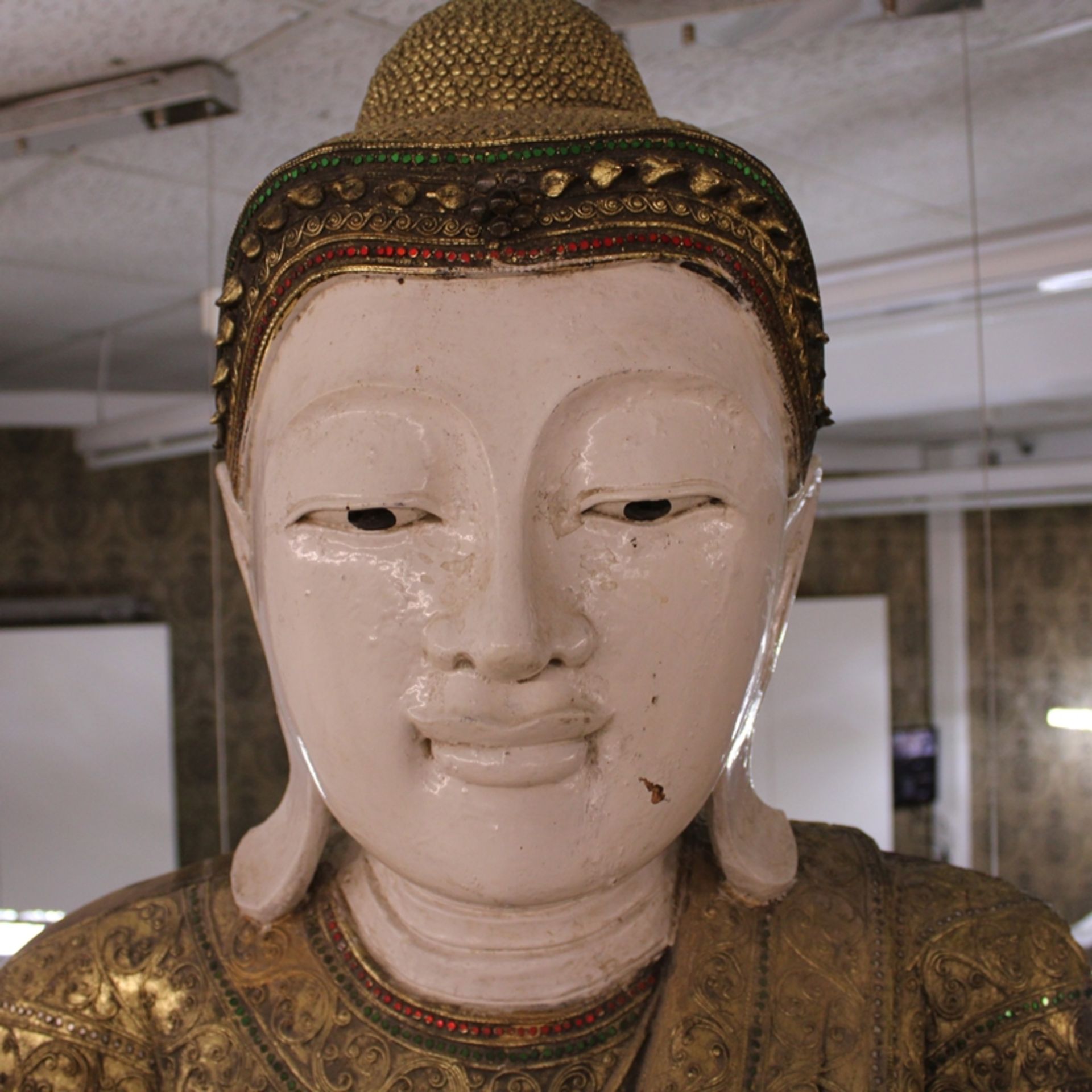 Lebensgroßer Gautama Buddha spätere Mandalay-Epoche Myanmar 2. H. 19 Jh., ca. 2,53 m (ohne Sockel)  - Bild 2 aus 4