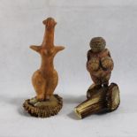 Moderne Kunst Figuren 2 St. ca. 14,5 u. 18,5 cm, wohl Keramik auf echtem Hirschhorn