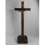 Standkreuz Holz geschnitzt m. Votivherz um 1900, Kreuzbalken u. Sockel ebenfalls m. Schnitzereien,